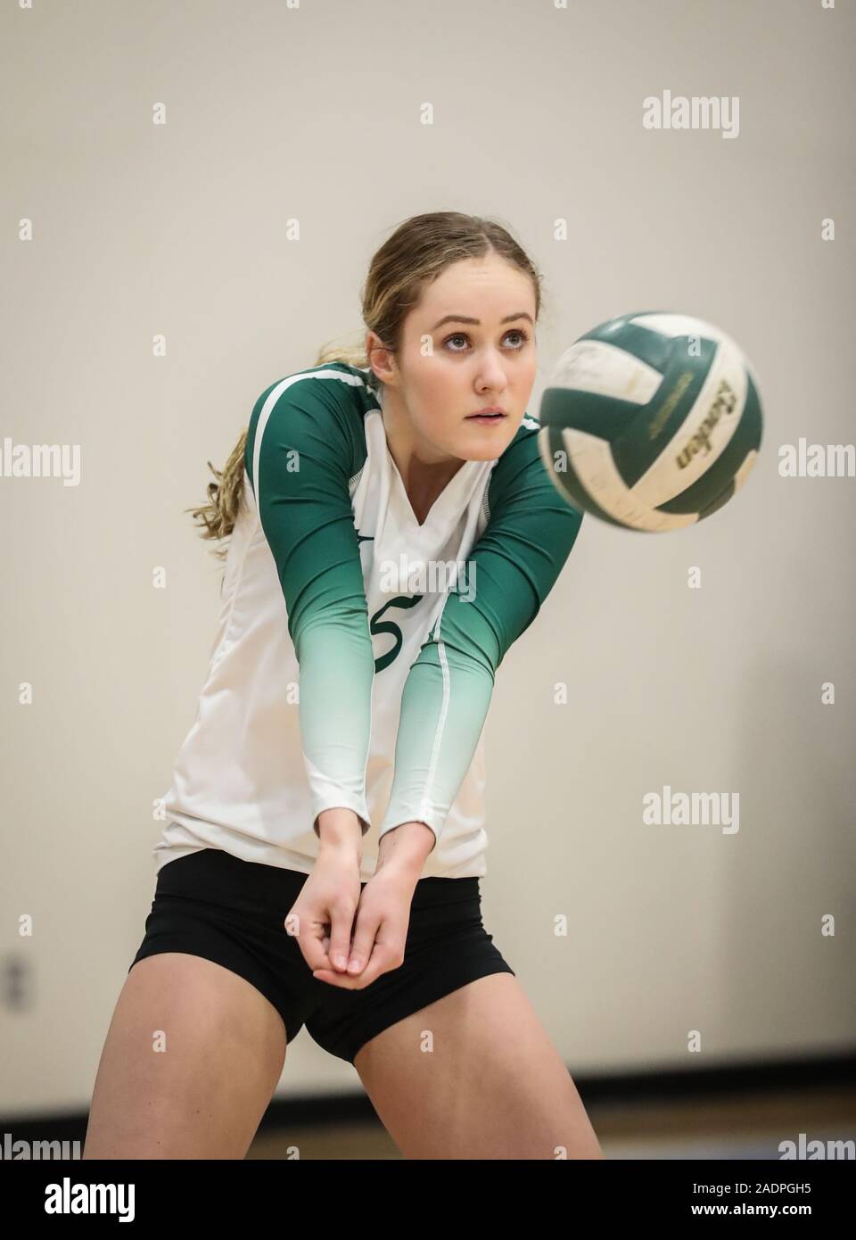 Volleyball-Action mit Kuna gegen Bonneville High School in Coeur d'Alene, Idaho. Stockfoto