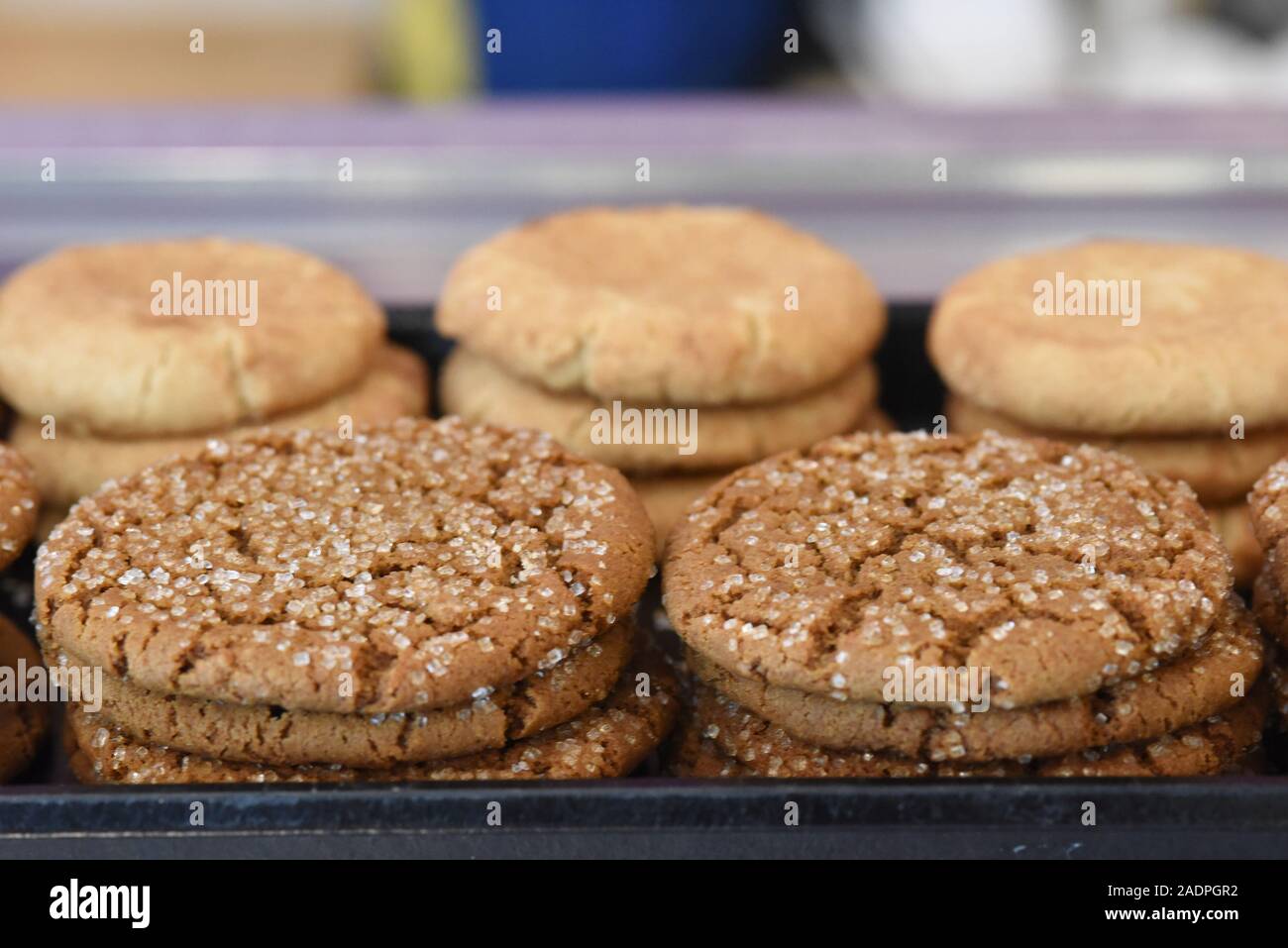 Auswahl an frisch gebackenen verschiedene Cookies, gestapelt Hohe Stockfoto