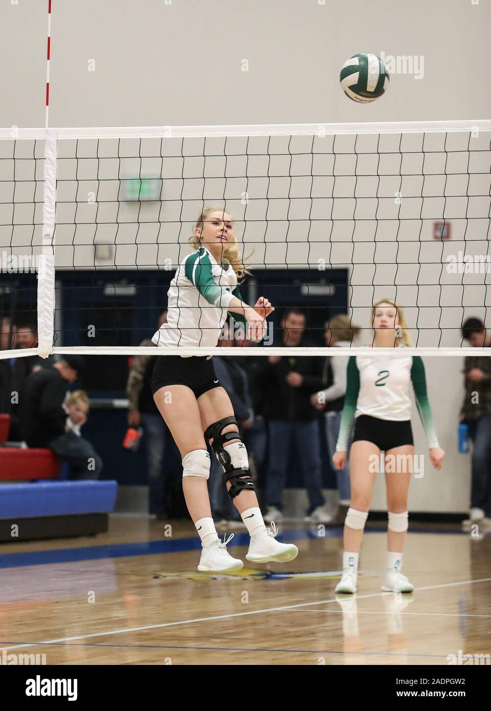 Volleyball-Action mit Kuna gegen Bonneville High School in Coeur d'Alene, Idaho. Stockfoto