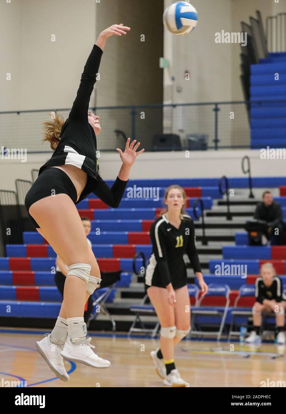 Volleyball-Action mit Kuna gegen Bonneville High School in Coeur d'Alene, Idaho. Stockfoto