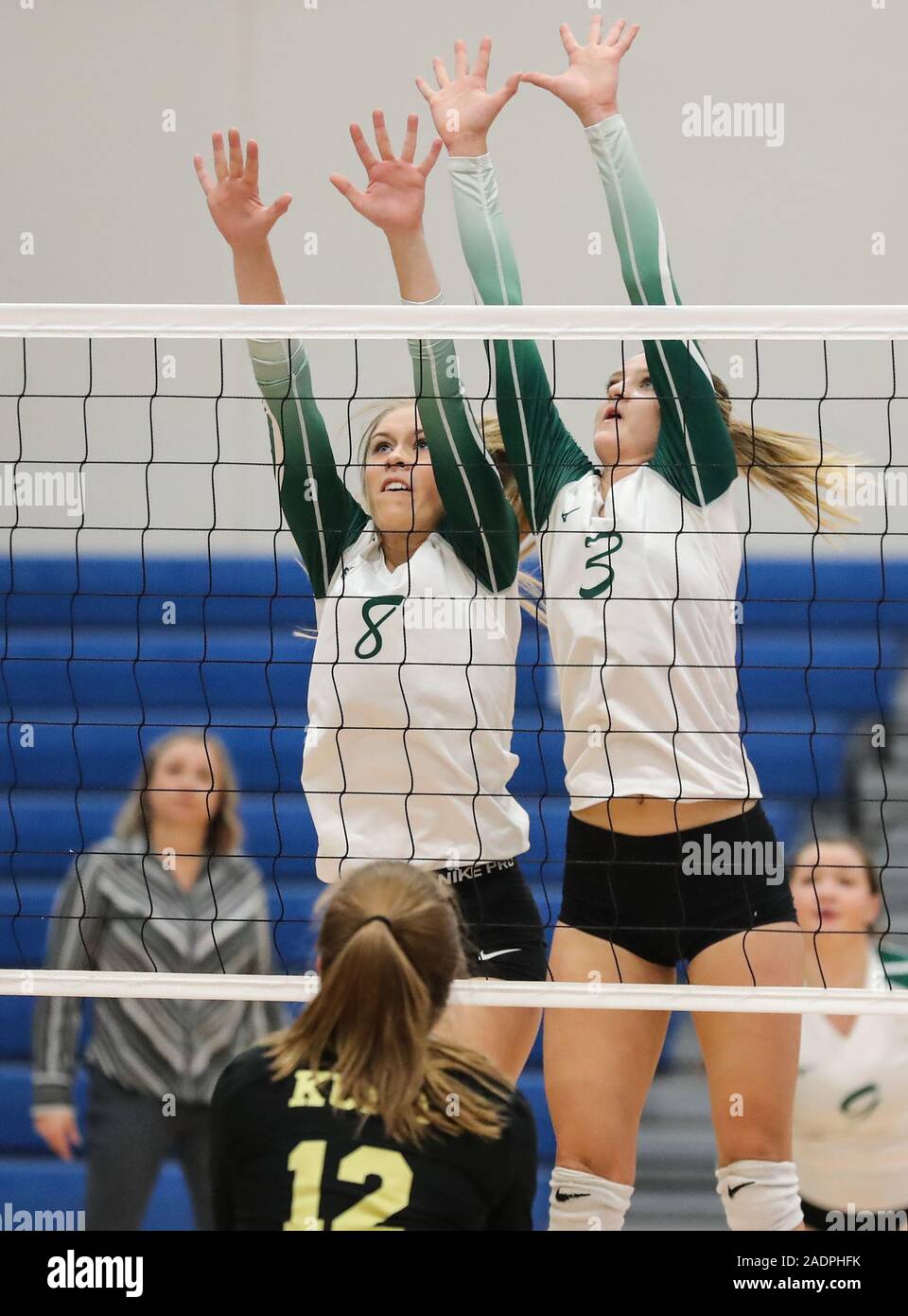 Volleyball-Action mit Kuna gegen Bonneville High School in Coeur d'Alene, Idaho. Stockfoto