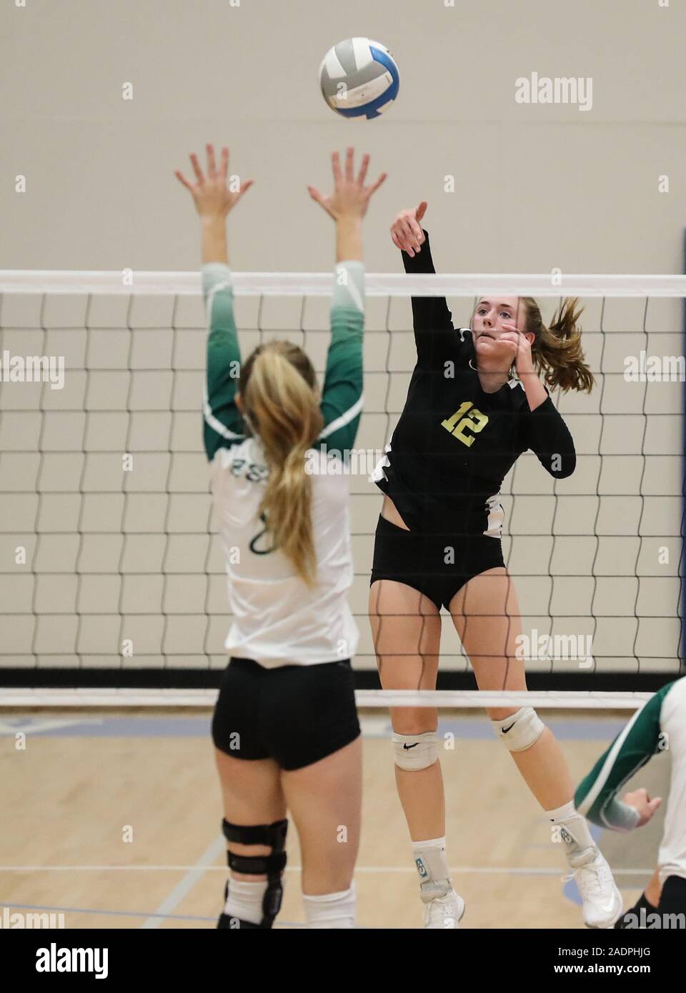 Volleyball-Action mit Kuna gegen Bonneville High School in Coeur d'Alene, Idaho. Stockfoto