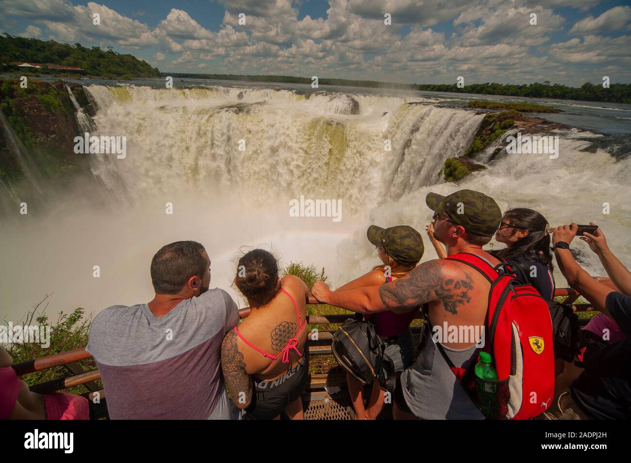 Touristen aus aller Welt bewundern die "Kehle des Teufels' an die Iguazu Wasserfälle auf der Iguazu National Park, Argentinien Stockfoto