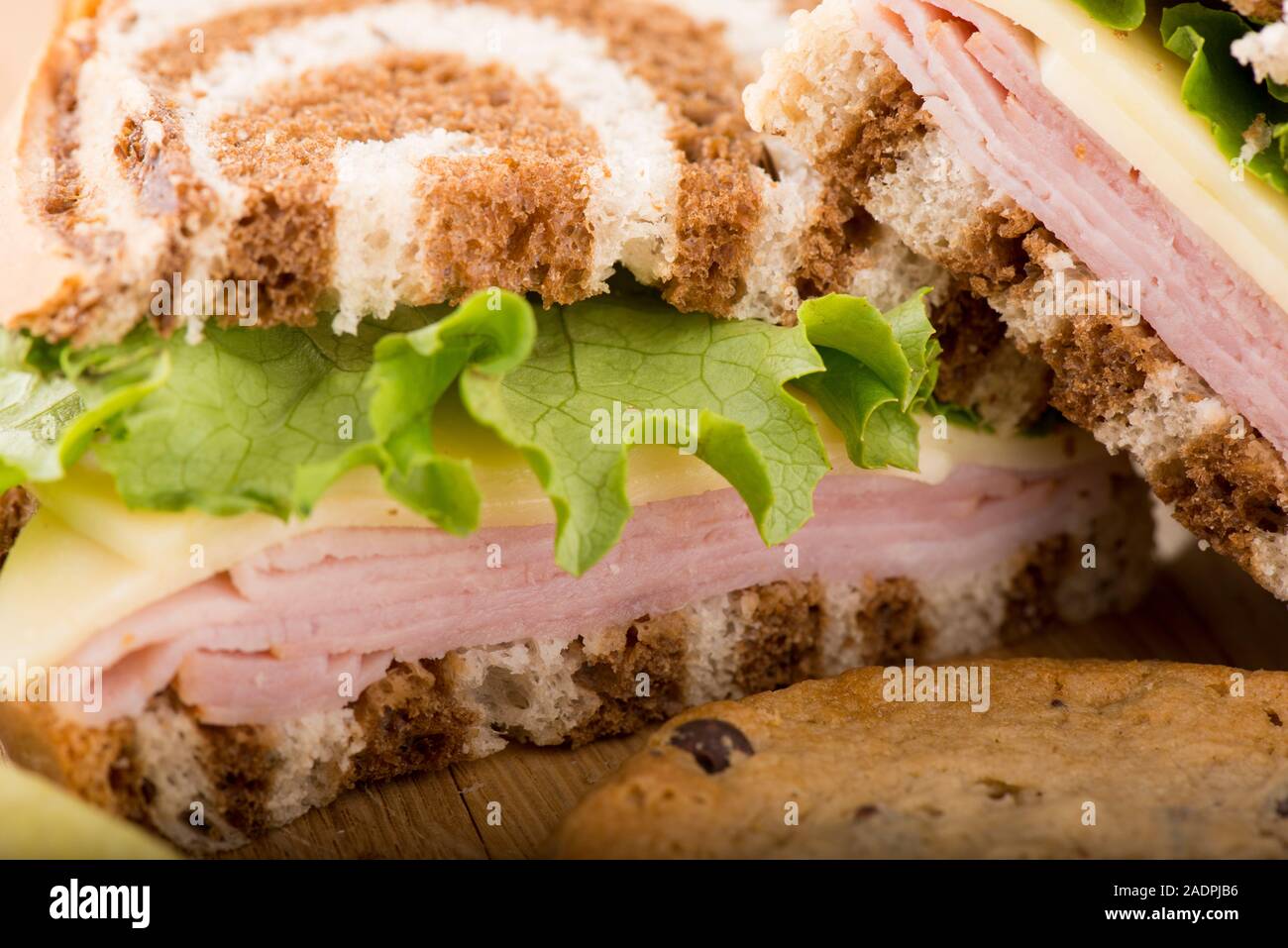 Reuben Sandwich auf Pumpernickel und Roggenbrot closeup mit Cookie Stockfoto