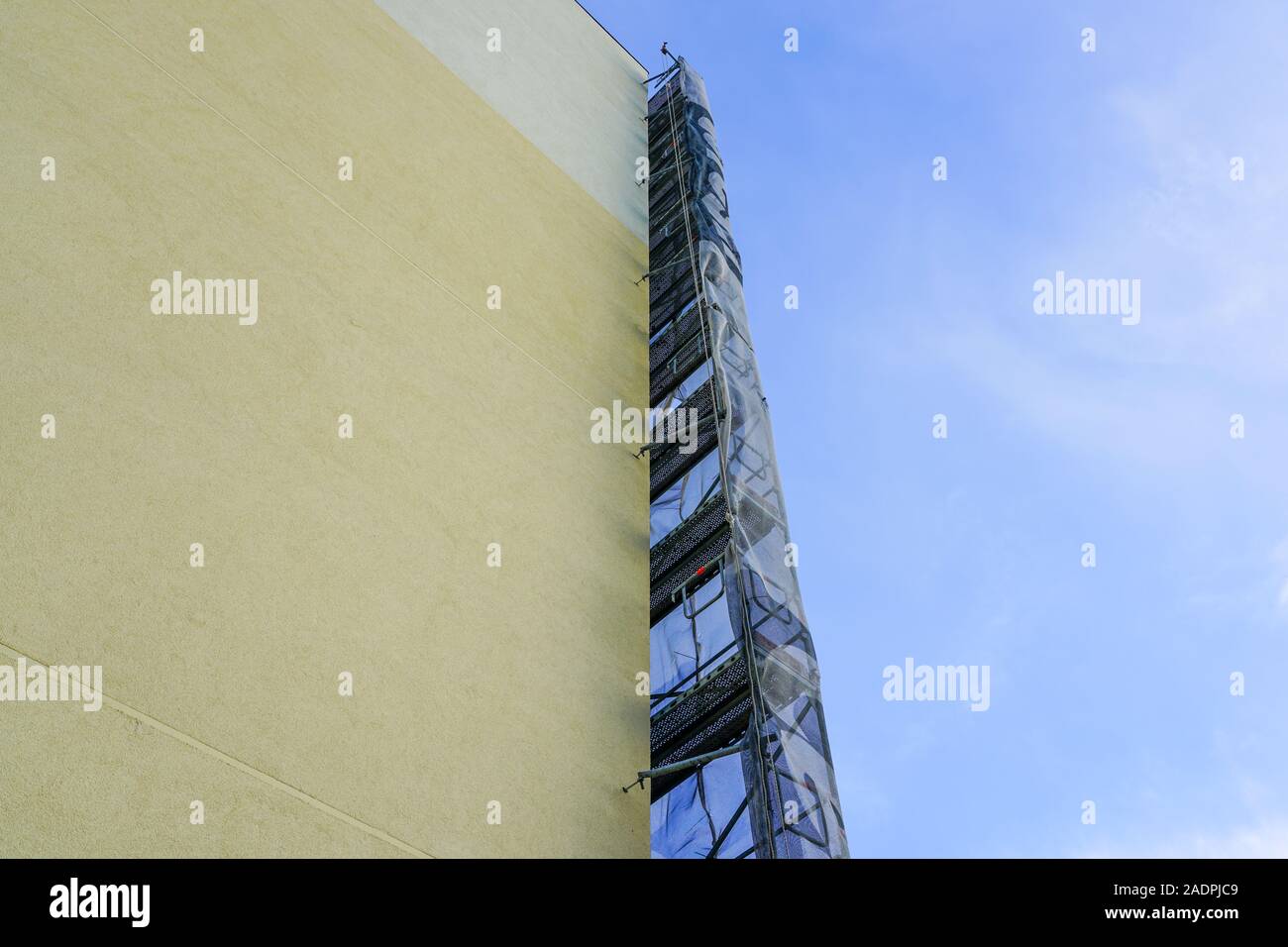 Gerüst rund um das Haus Wärmedämmung Installation und Malerei die Wohnung Fassade Stockfoto