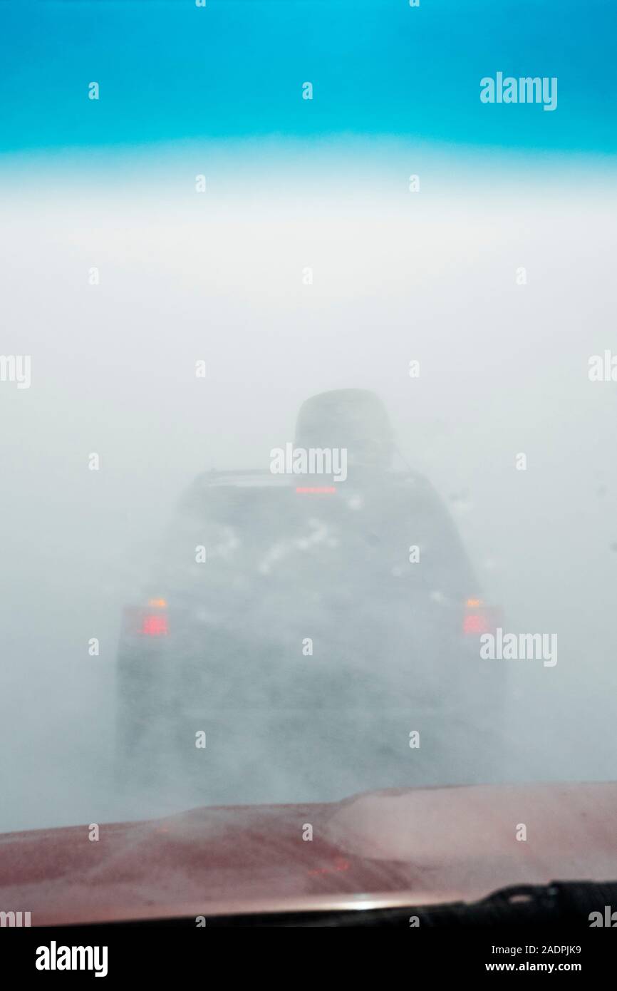 Windschutzscheibe anzeigen gefährlicher Schnee Schneesturm auf der Autobahn 285 und Park County; Colorado; USA Stockfoto