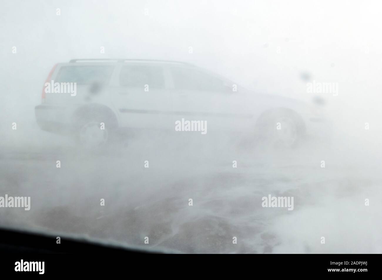 Automobil in explosionsgefährdeten snow Blizzard gestrandet auf Landstraße 285; Park County; Colorado; USA Stockfoto
