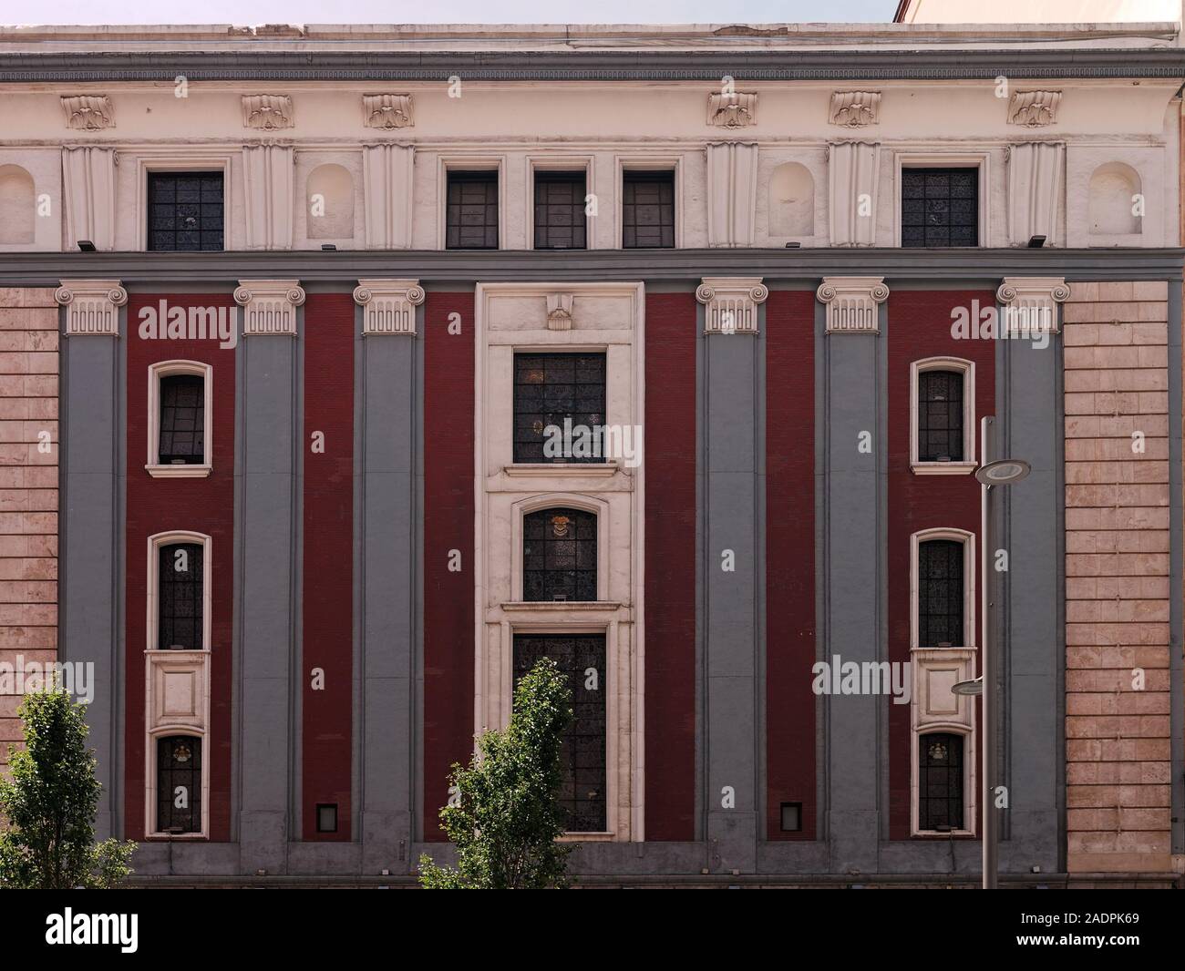 Fassade des wunderschönen ehemaligen Kino namens Cine Avenida bei 37 Gran Via, Madrid, Spanien. Im Jahr 1928 von José Miguel de la Quadra Salcedo errichtet. Stockfoto