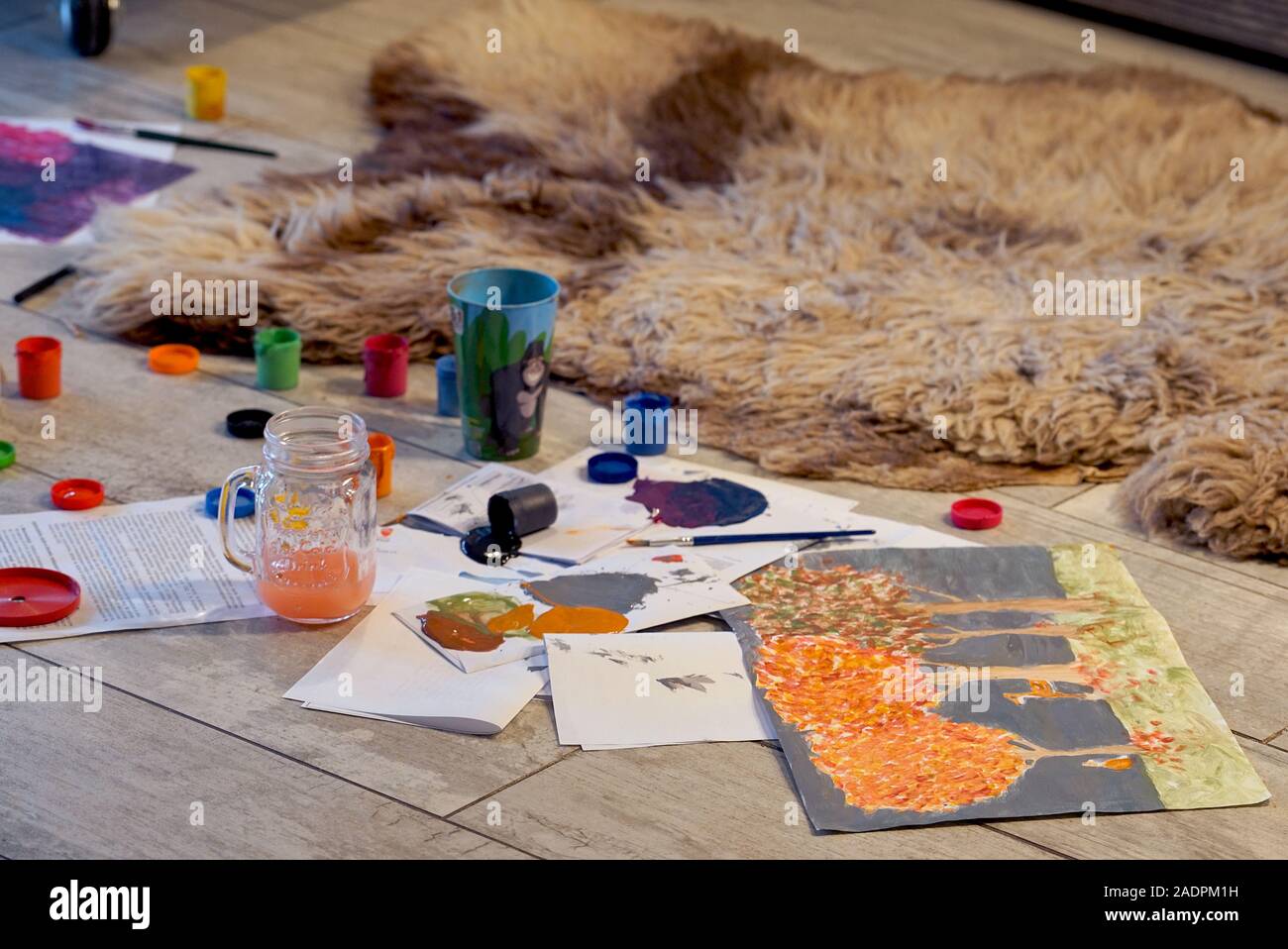 Kinder Bilder während der Arbeit auf dem Boden Stockfoto