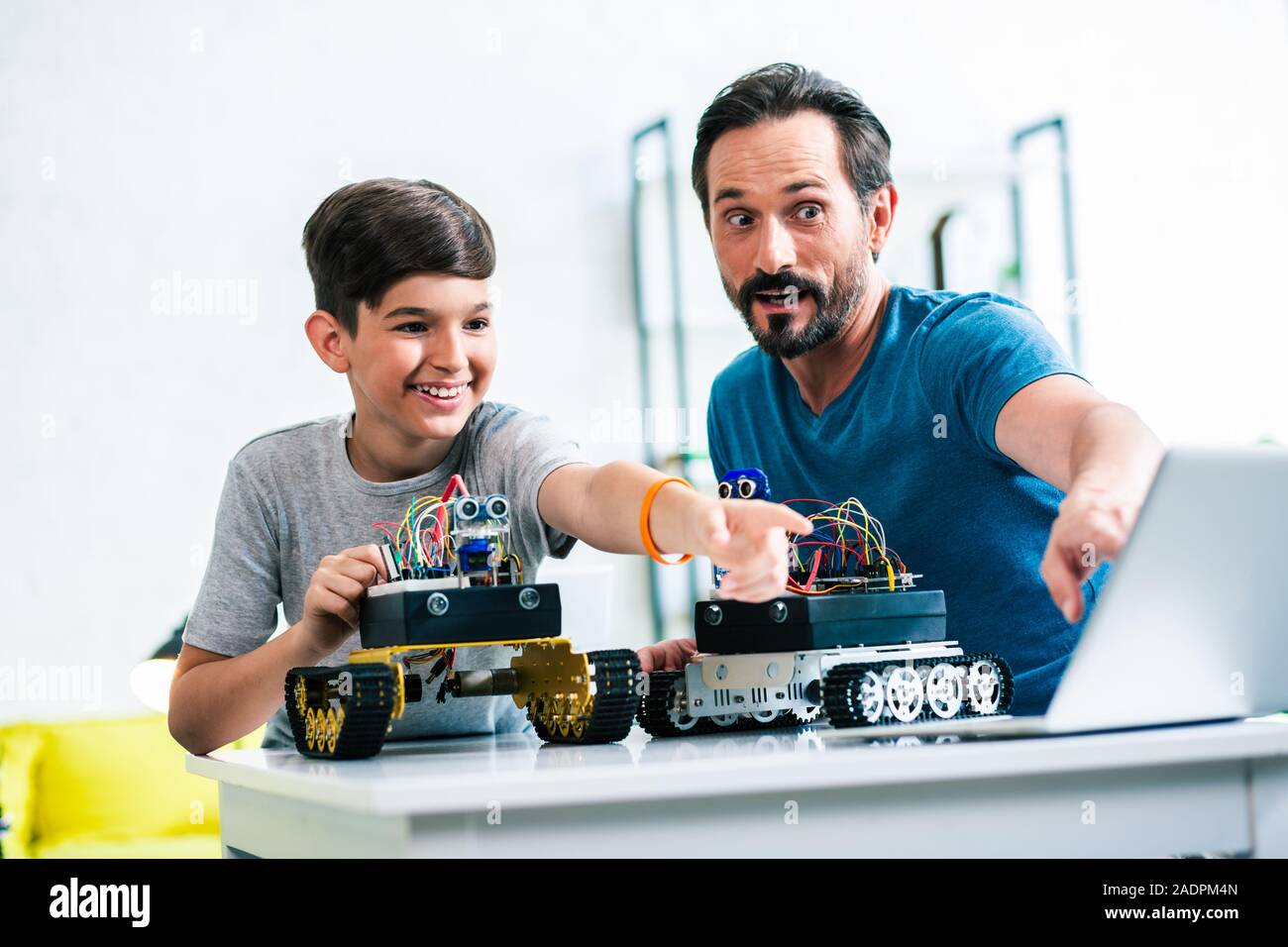 Fröhlichen Sohn und sein Vater zeigt der Bildschirm des Laptops Stockfoto