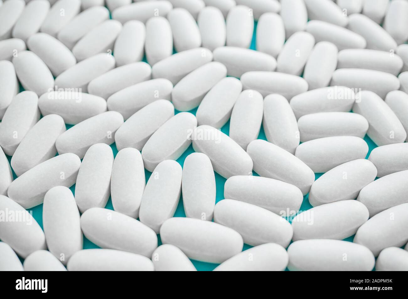 Weiße große Tabletten sind Arzneimittel für die Behandlung von verschiedenen Krankheiten. Close-up, Hintergrund. Selektive konzentrieren Stockfotografie