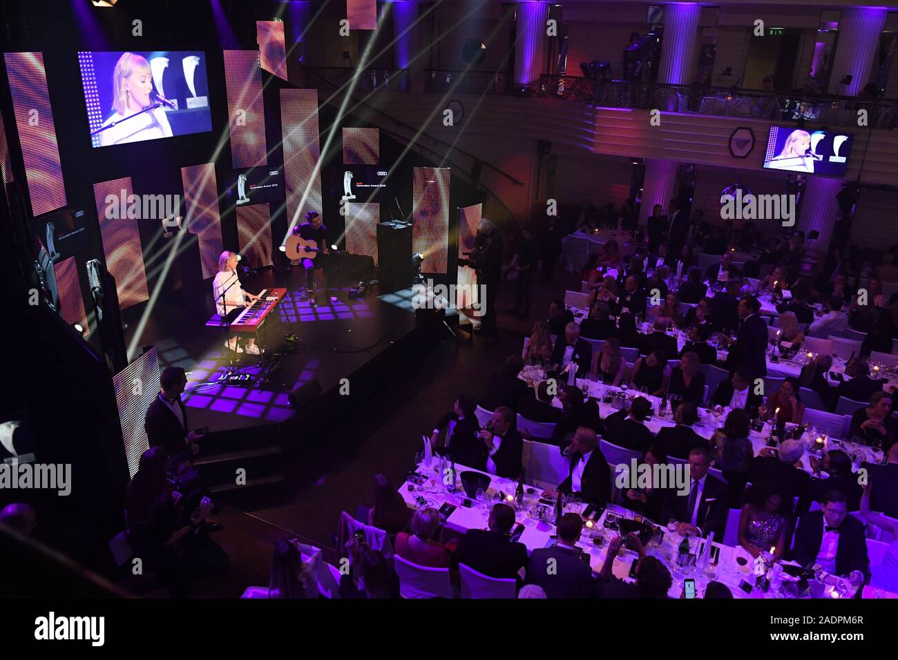 München, Deutschland. 04 Dez, 2019. Lea (Lea-Marie Becker), Sieger des Audi Generation Award in der Kategorie Musik National, singt im Bayerischen Hof. Credit: Felix Hörhager/dpa/Alamy leben Nachrichten Stockfoto