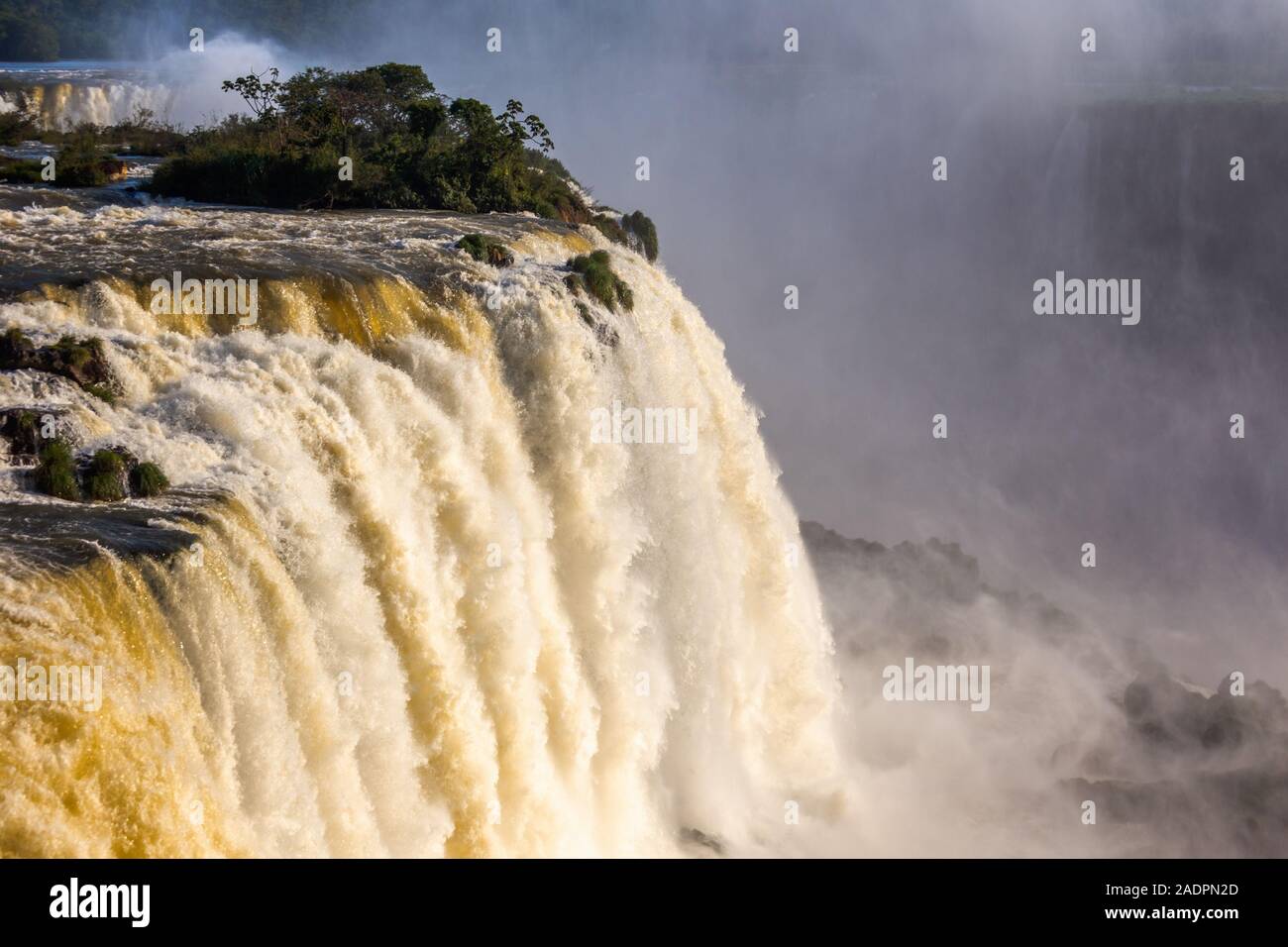 Ströme von Wasser fallen von Iguazy fällt, Brasilianische Seite, Foz do Iguazu, Brasilien Stockfoto