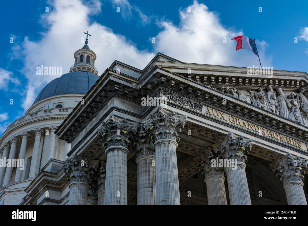 Paris, Frankreich - 7 November, 2019: Das Pantheon, der Kuppel und der französischen Flagge (Translate: Aux Grands Hommes la patrie reconnaissante: Zu große Männer der dankbare Stockfoto