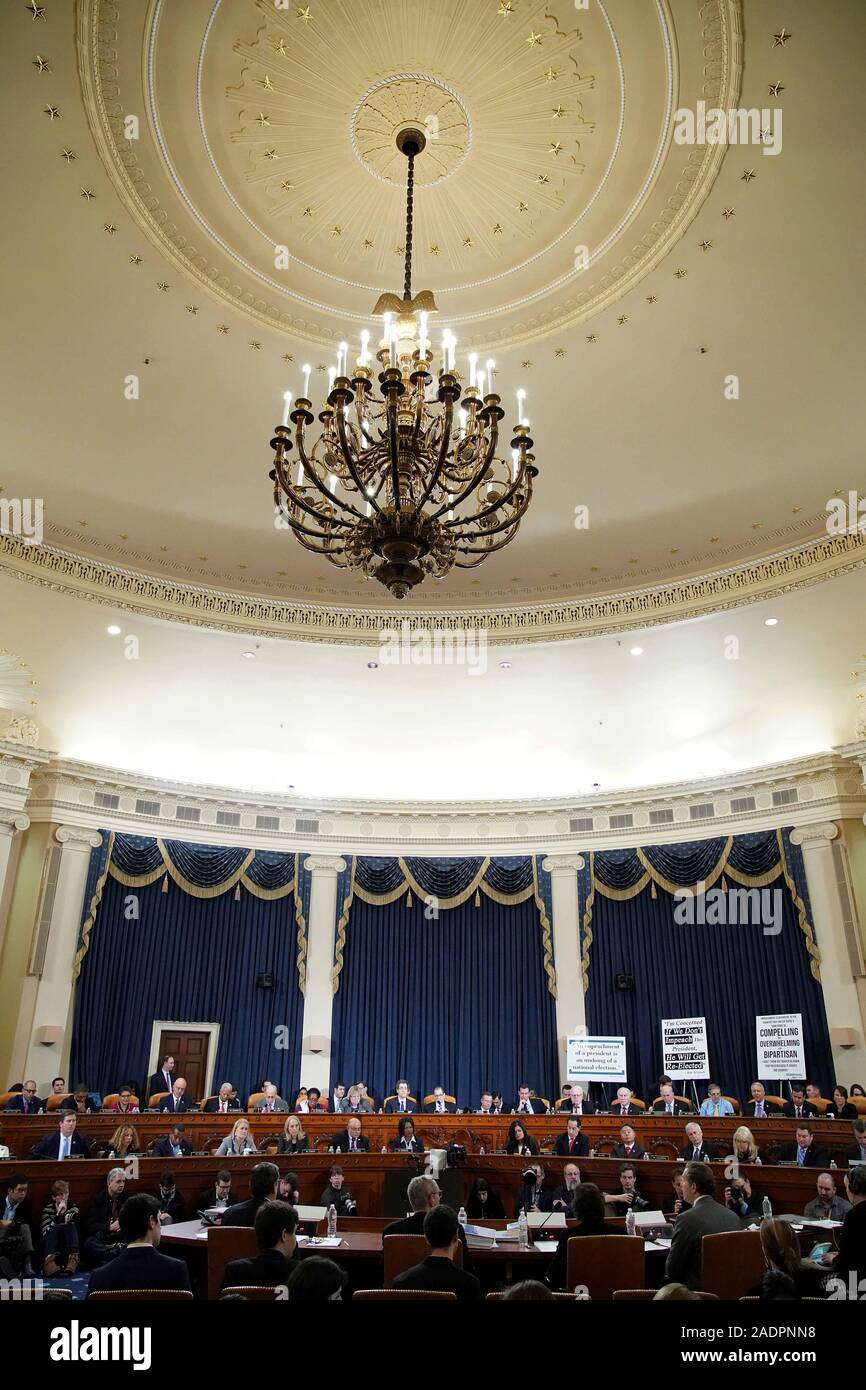 Dezember 4, 2019, Washington, District of Columbia, USA: Mitglieder der Vereinigte Staaten Haus Schiedsausschuss hören als konstitutionelle Wissenschaftler bezeugen vor dem Haus Schiedsausschuss in der longworth House Bürogebäude auf dem Capitol Hill Dezember 4, 2019 in Washington, DC. Dies ist die erste Anhörung durch das Haus richterlichen Ausschusses im Amtsenthebungsverfahren gegen US-Präsident Donald Trump, dem Haus Demokraten sagen wieder militärische Hilfe für die Ukraine, während anspruchsvolle es seinen politischen Rivalen zu untersuchen. Der Schiedsausschuss entscheidet, ob der Entwurf der offiziellen Artikel von Imp Stockfoto