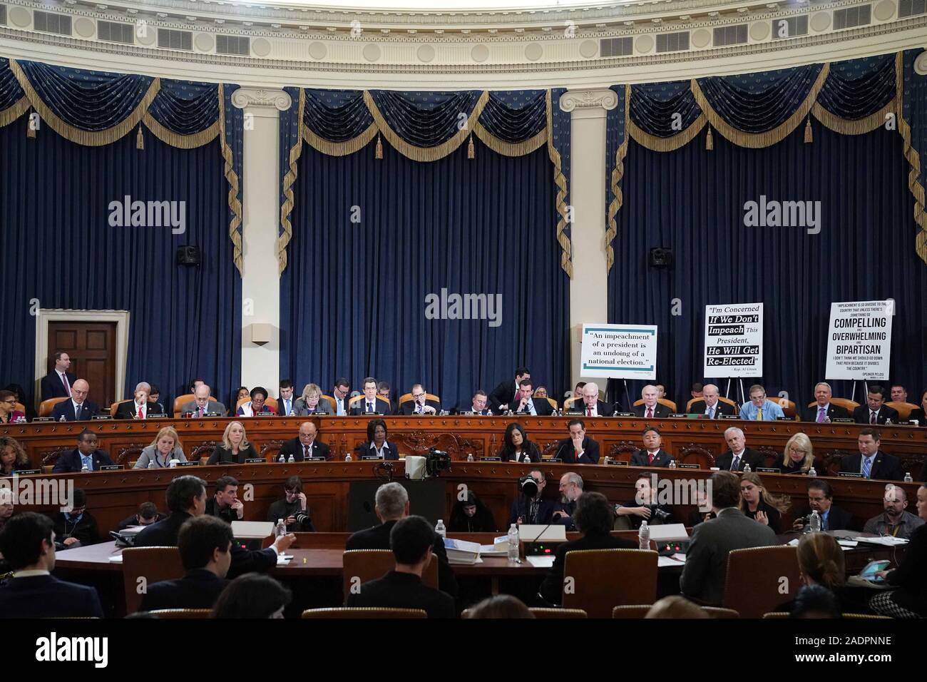 Dezember 4, 2019, Washington, District of Columbia, USA: Mitglieder der Vereinigte Staaten Haus Schiedsausschuss hören als konstitutionelle Wissenschaftler bezeugen vor dem Haus Schiedsausschuss in der longworth House Bürogebäude auf dem Capitol Hill Dezember 4, 2019 in Washington, DC. Dies ist die erste Anhörung durch das Haus richterlichen Ausschusses im Amtsenthebungsverfahren gegen US-Präsident Donald Trump, dem Haus Demokraten sagen wieder militärische Hilfe für die Ukraine, während anspruchsvolle es seinen politischen Rivalen zu untersuchen. Der Schiedsausschuss entscheidet, ob der Entwurf der offiziellen Artikel von Imp Stockfoto