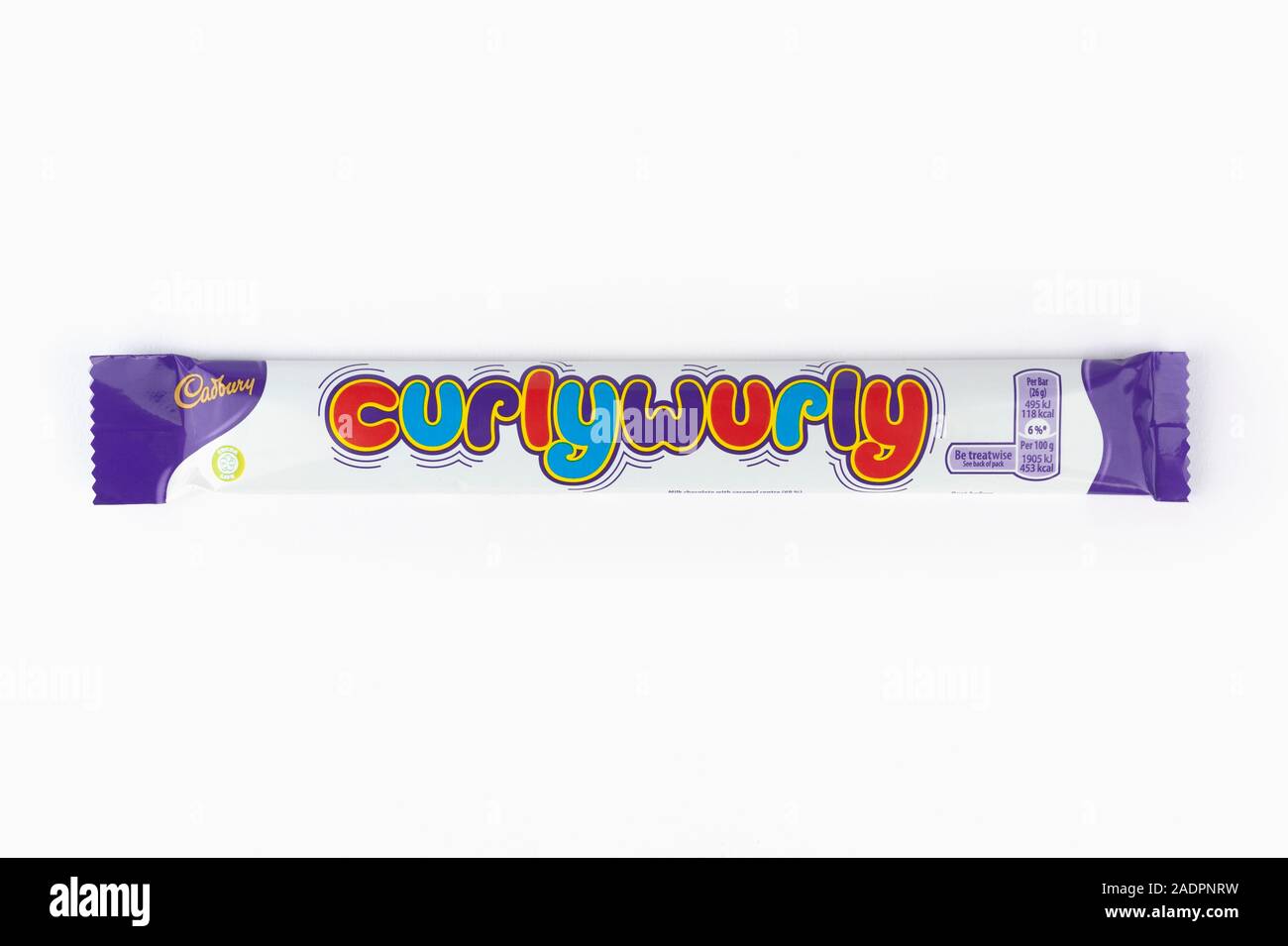 Ein Cadburys Curly Wurly Schokolade Schuß auf einem weißen Hintergrund. Stockfoto