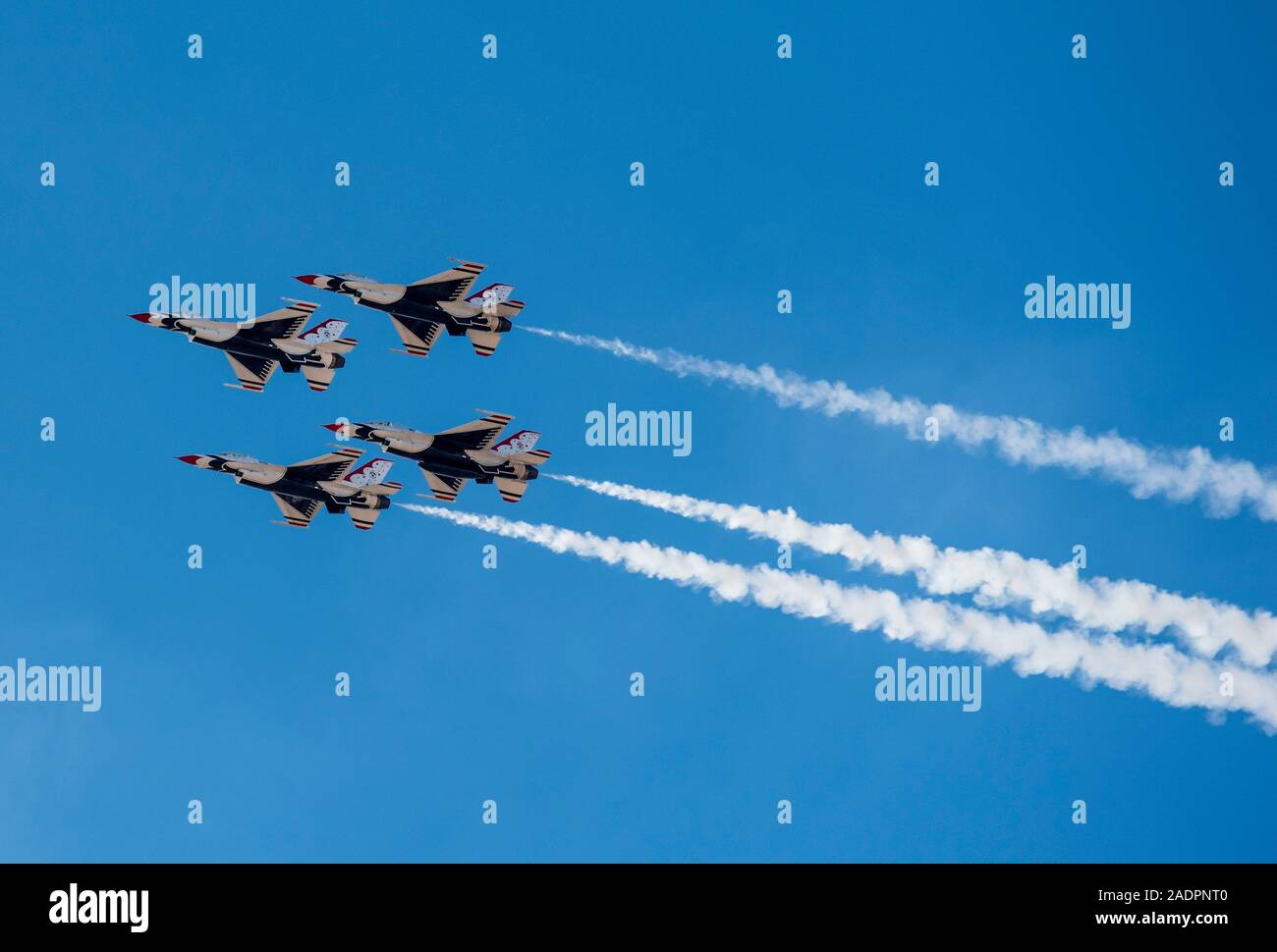 United States Air Force Piloten fliegen Kampfjets in engen Ausbildung über strahlend blauen Himmel Stockfoto