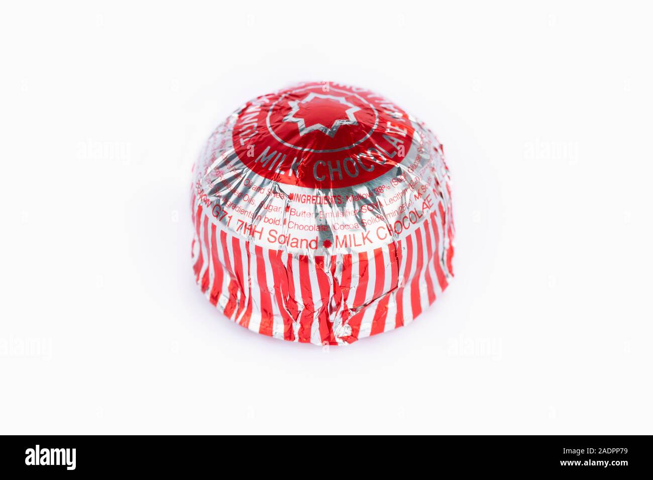 Ein Tunnock Milch Schokolade Kaffee Kuchen Schuß auf einem weißen Hintergrund. Stockfoto