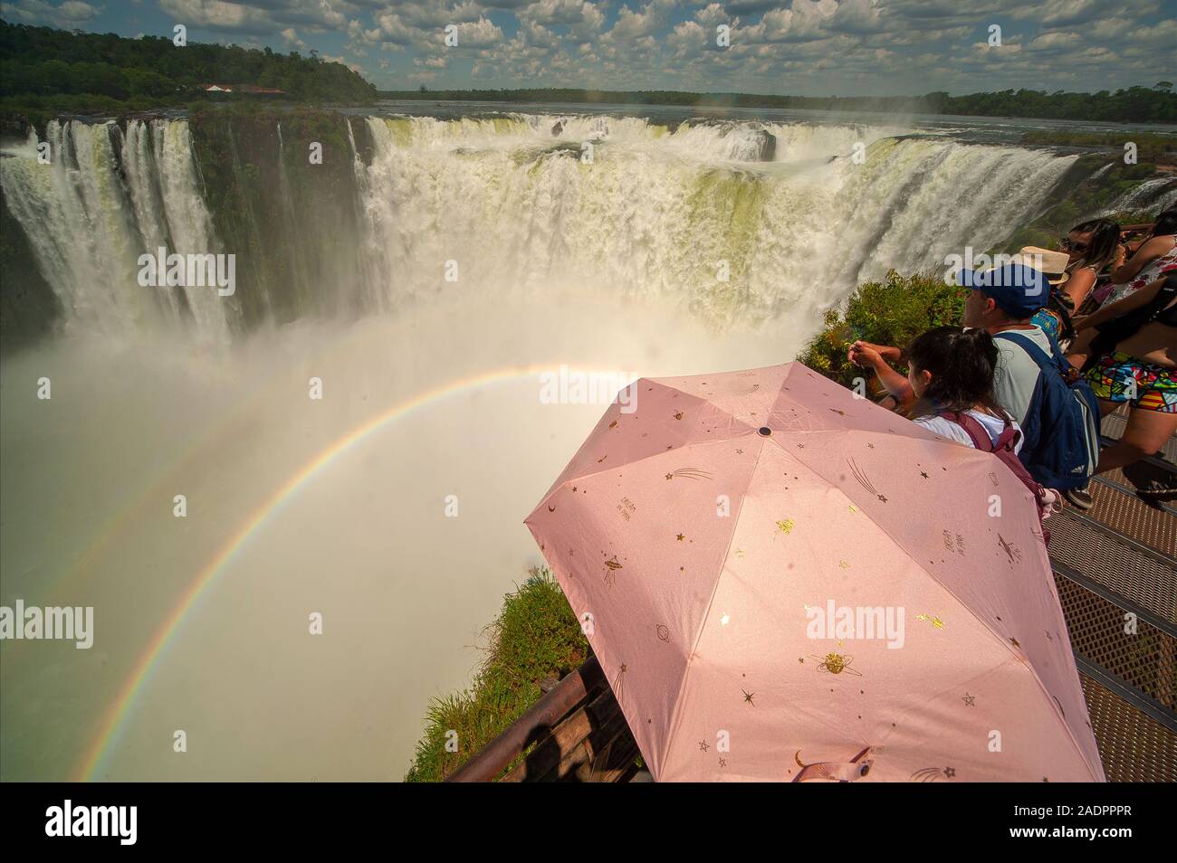 Touristen aus aller Welt bewundern die "Kehle des Teufels' an die Iguazu Wasserfälle auf der Iguazu National Park, Argentinien Stockfoto