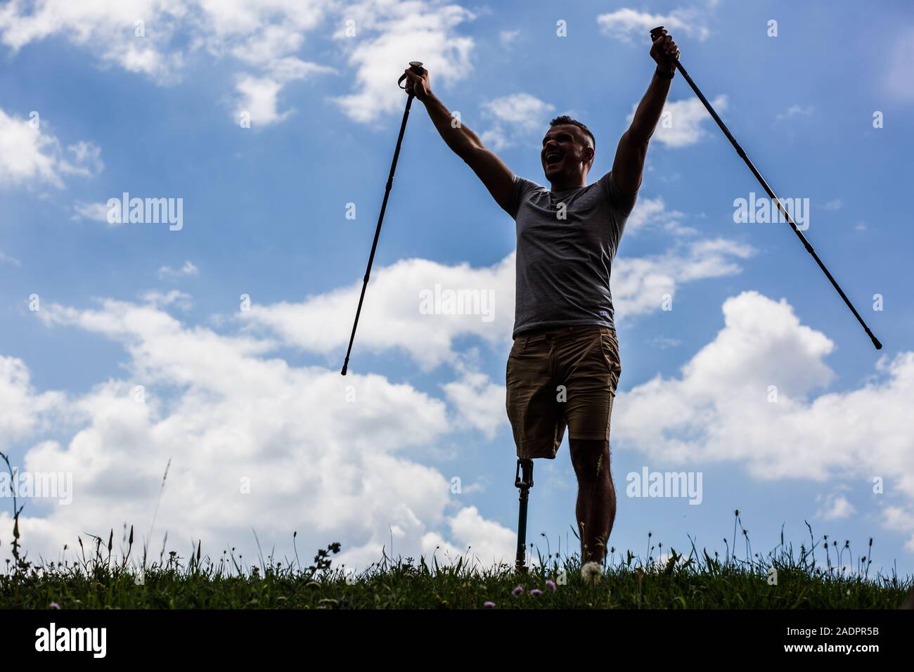 Aufgeschlossenen jungen Mann mit Behinderung sein Leben genießen. Stockfoto