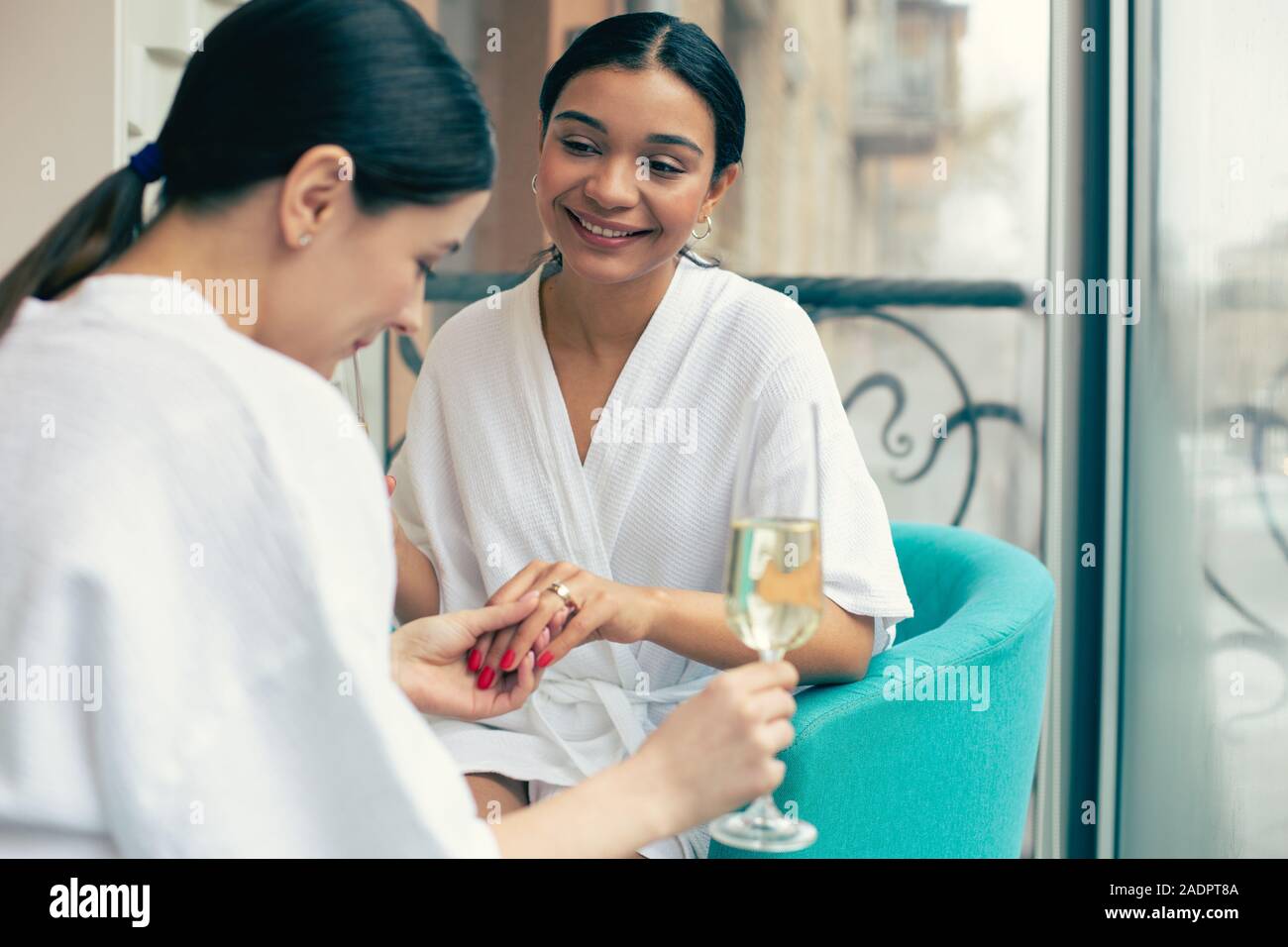 Positive Frau Gefühl zufrieden und zeigen Sie ihr Engagement Ring Stockfoto