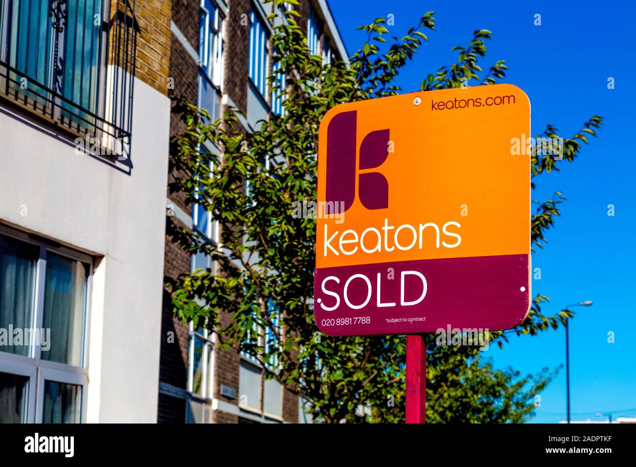 Keatons verkauft neben einem Wohnimmobilien, London, UK Stockfoto