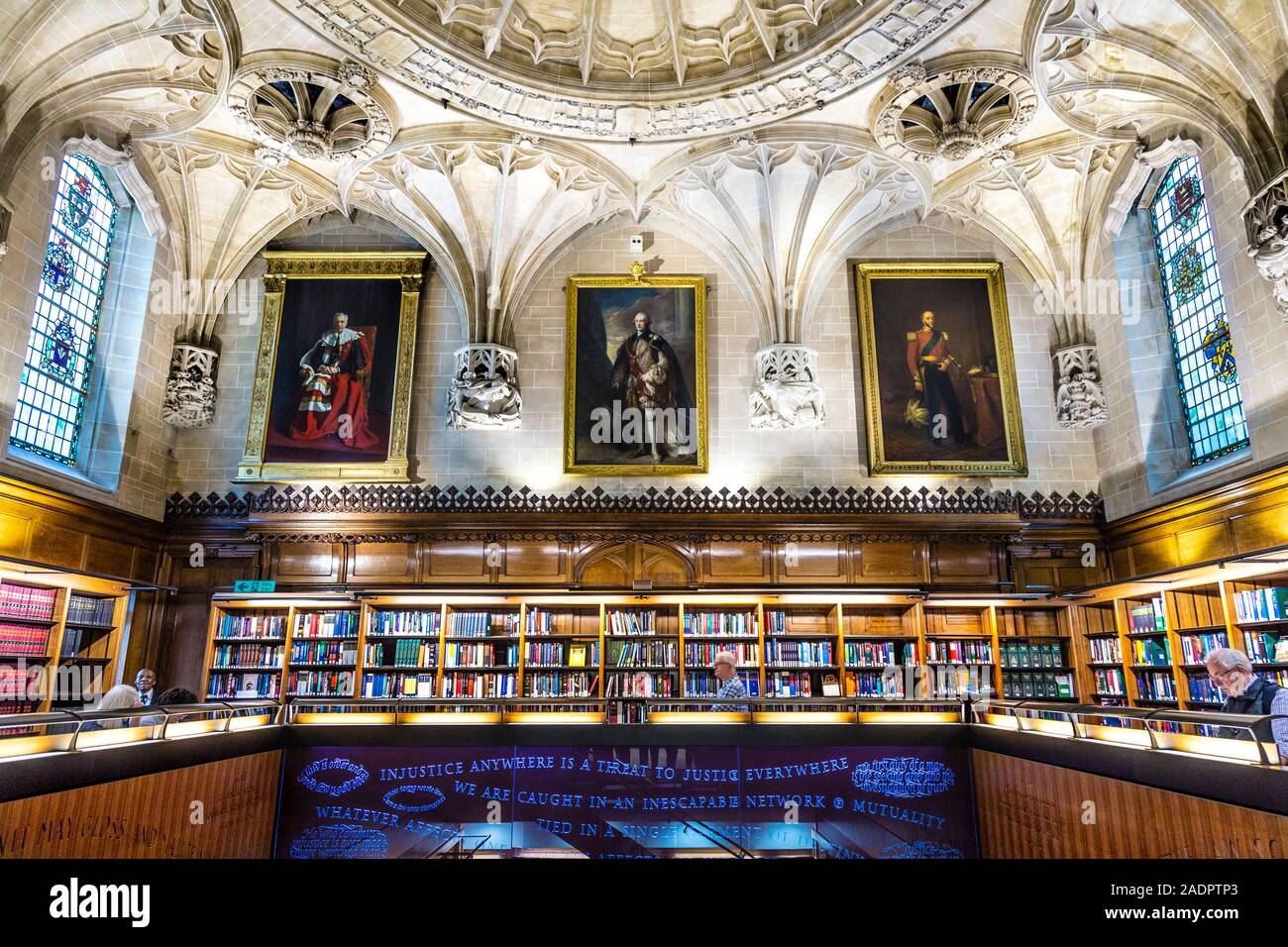 Innenraum der Bibliothek des Obersten Gerichtshofes in der Middlesex Guildhall, London, UK untergebracht Stockfoto