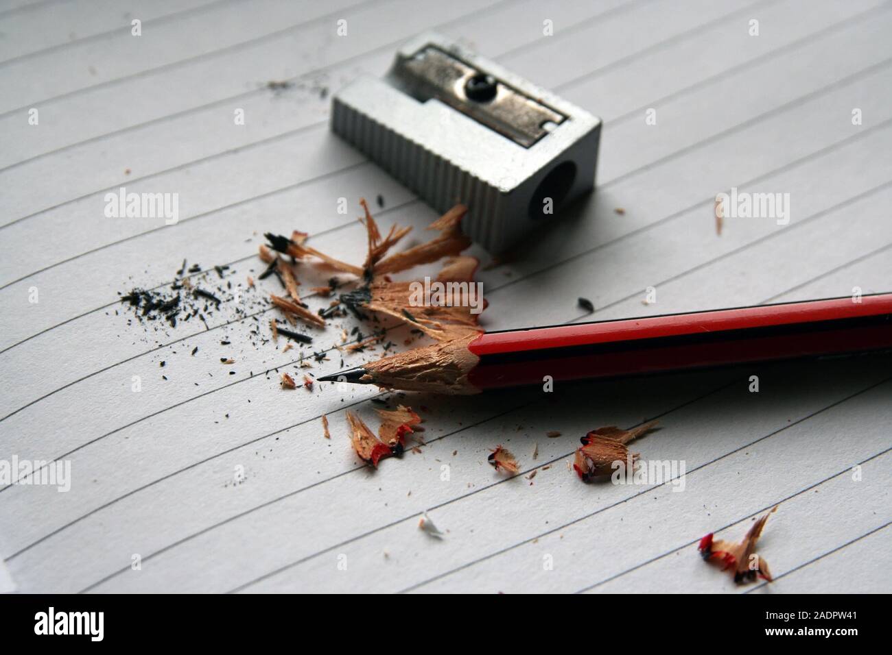 Bleistift und Spitzer. Schärfen der Bleistift. Schule Bleistift und Spitzer. Stockfoto