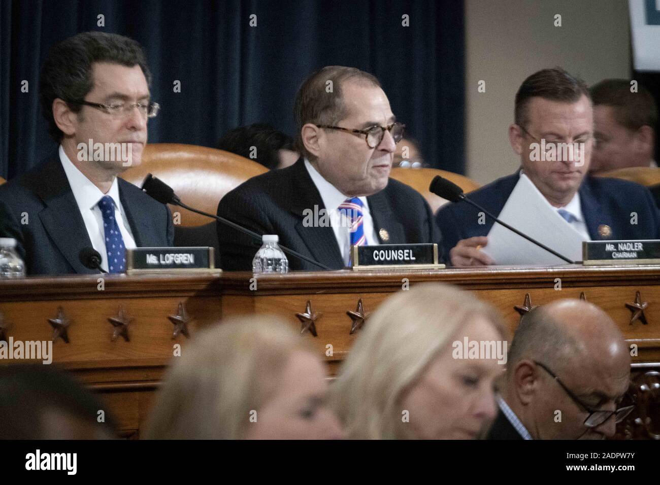 Dezember 4, 2019, Washington, District of Columbia, USA: Demokratische Anwalt BARRY H. BERKE, Vorsitzender des Justizausschusses JERRY NADLER (D-NY) und Ranking Mitglied des Repräsentantenhauses Doug Collins (R-GA) den Vorsitz über die erste öffentliche Anhörung des Ausschusses zu erkundigen, ob Präsident Donald Trump für die Verbrechen, die er angeblich in Bezug auf die Quellensteuer militärische Hilfe für die Ukraine im Austausch für das Suchen der Schmutz auf seine innenpolitischen Gegner und wahrscheinlichen demokratischen Präsidentenkandidaten, ehemaliger Vizepräsident Joe Biden begangen hat, angeklagt werden sollte. Dezem Stockfoto