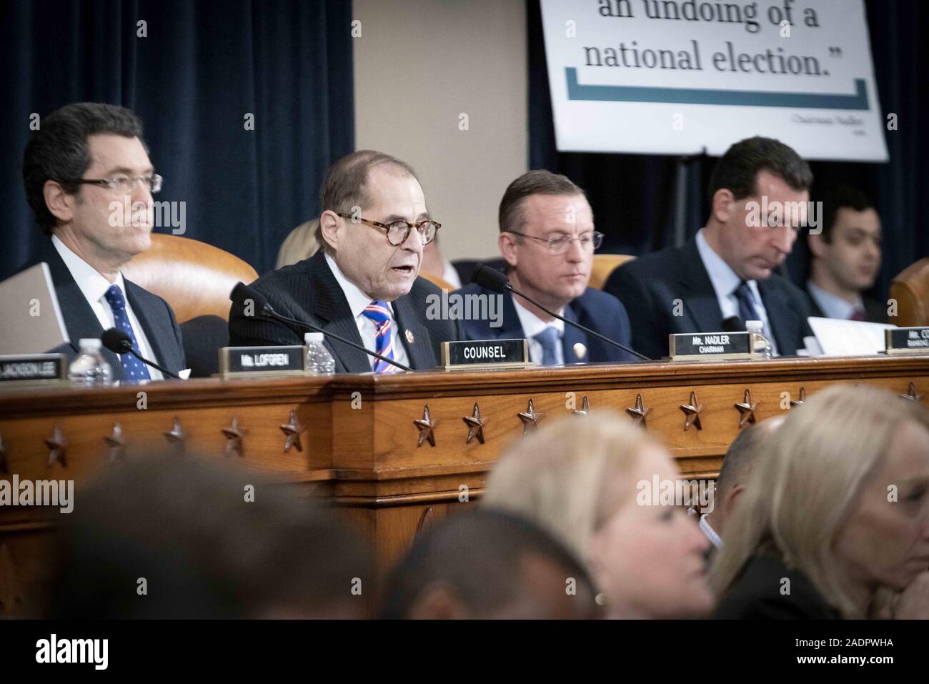 Dezember 4, 2019, Washington, D.C., Vereinigte Staaten: Von Links nach Rechts, der demokratischen Anwalt BARRY H. BERKE, Vorsitzender des Justizausschusses JERRY NADLER (D-NY), Ranking Mitglied des Repräsentantenhauses Doug Collins (R-GA), und republikanischen Anwalt Paul Taylor, den Vorsitz über die erste öffentliche Anhörung des Ausschusses zu erkundigen, ob Präsident Donald Trump für die Verbrechen, die er angeblich in Bezug auf die Quellensteuer militärische Hilfe für die Ukraine im Austausch für das Suchen der Schmutz auf seine innenpolitischen Gegner und wahrscheinlichen demokratischen Sudetendeutschen wies Schroeder begangen zu haben angeklagt werden sollte Stockfoto