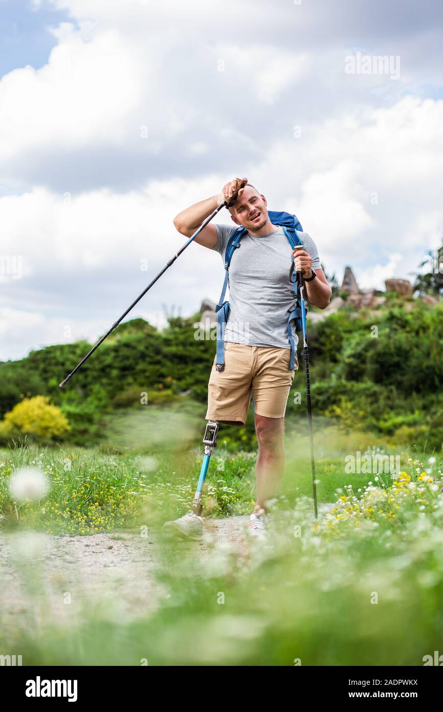 Müde junge Menschen mit Behinderung versuchen, Nordic Walking Stockfoto