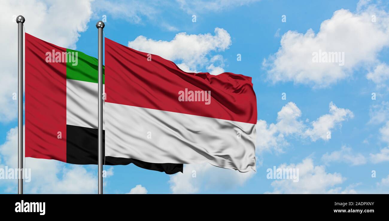 Vereinigte Arabische Emirate und Monaco Flagge im Wind gegen Weiße bewölkt blauer Himmel zusammen. Diplomatie Konzept, internationale Beziehungen. Stockfoto