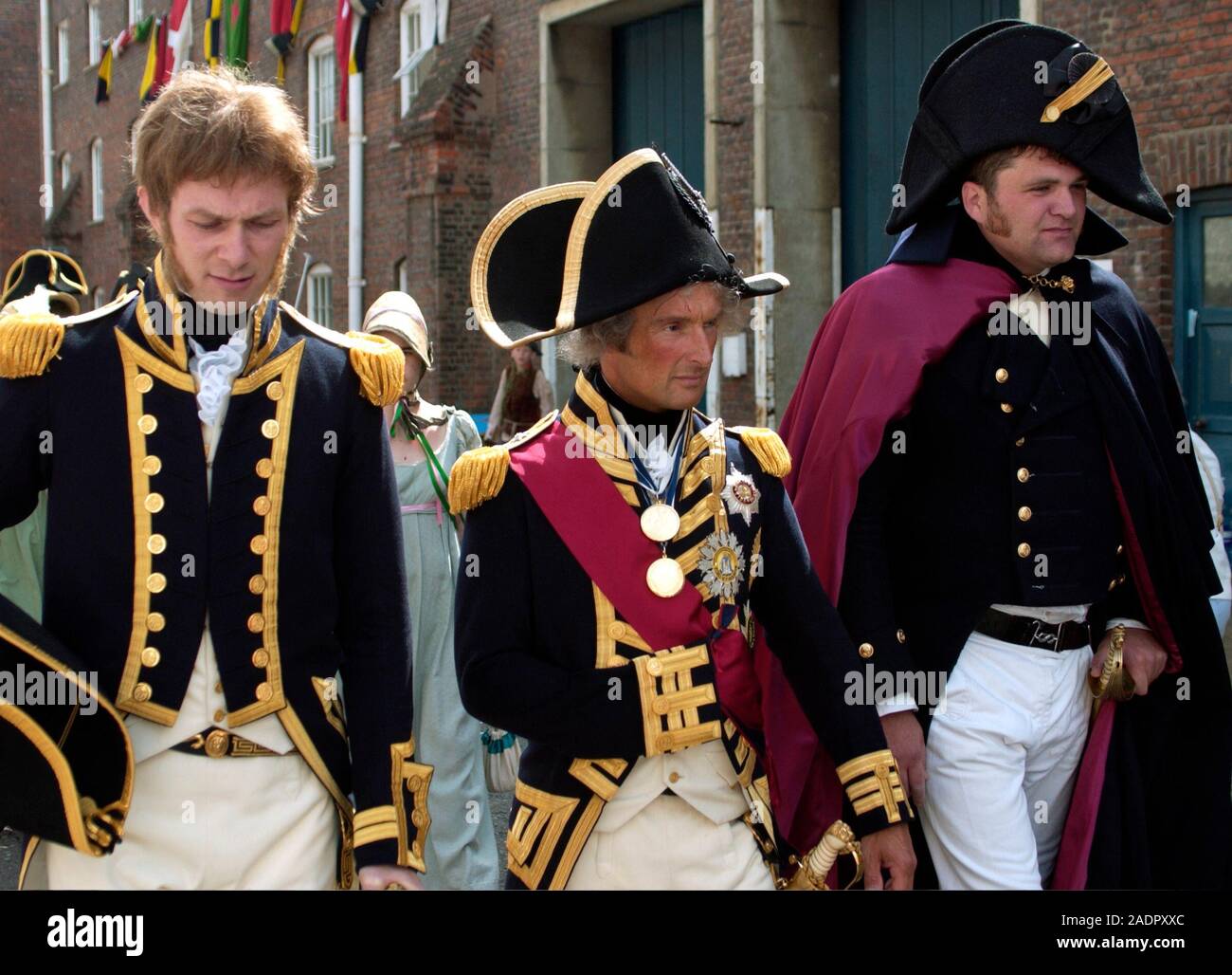 AJAXNETPHOTO. 3. JULI 2005. PORTSMOUTH, ENGLAND - INTERNATIONALE FESTIVAL DES MEERES - Admiral und Kapitäne - (L - R) CAPT. HENRY BLACKWOOD (KEITH LOVETT), Admiral Horatio Nelson (ALEX NAYLOR) und Capt. THOMAS HARDY (IAN BLOOMFIELD), auf der Parade IN ANKER LANE. Foto: Jonathan Eastland/AJAX REF: D50107 15 Stockfoto