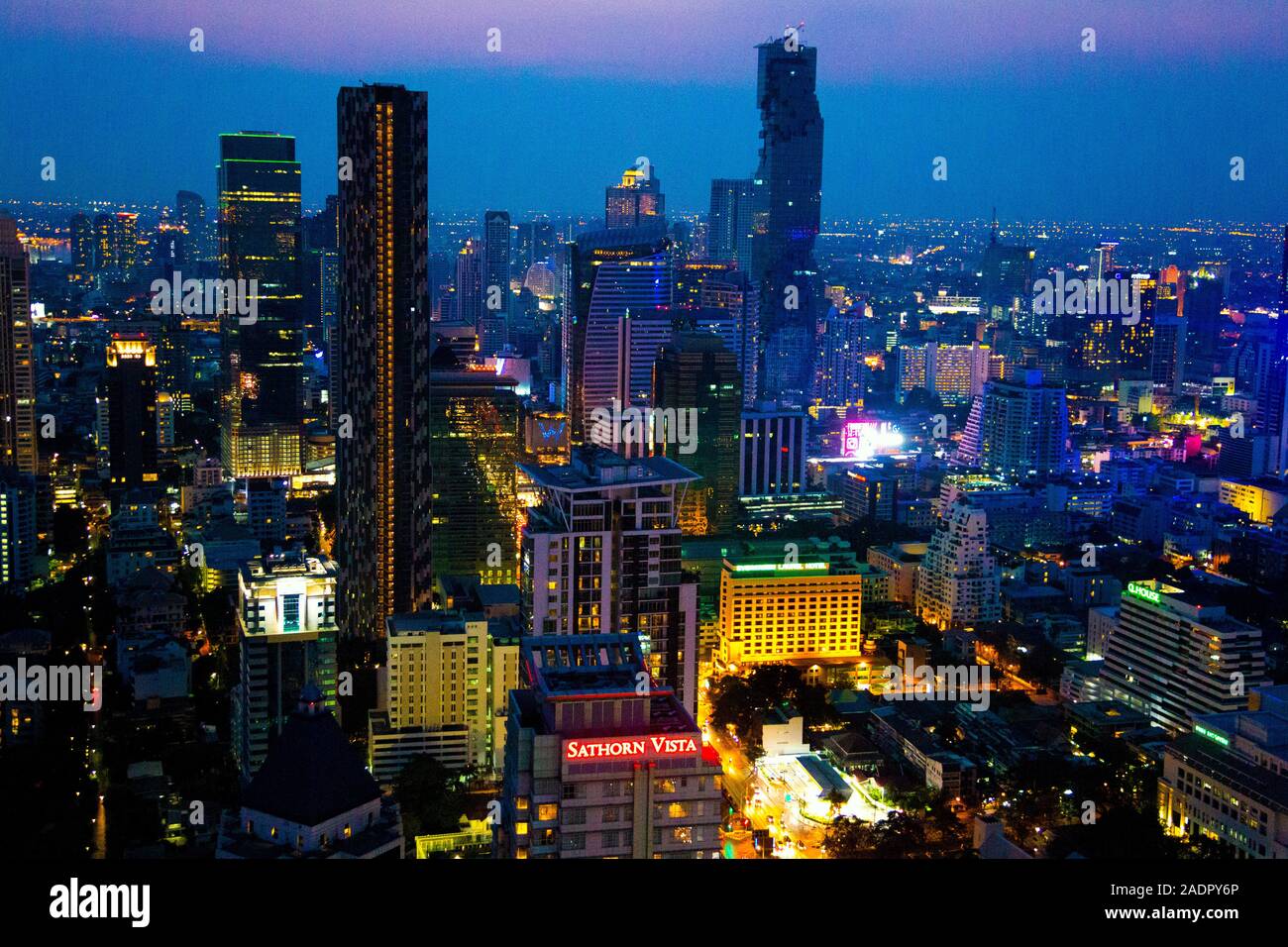 Blick auf Wolkenkratzer, Skyline von Bangkok bei Nacht, Thailand Stockfoto