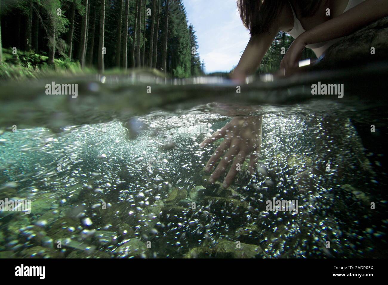 Mädchen im Wasser, Kneippkur - Mädchen im Fluss, Kneipp Therapie Stockfoto