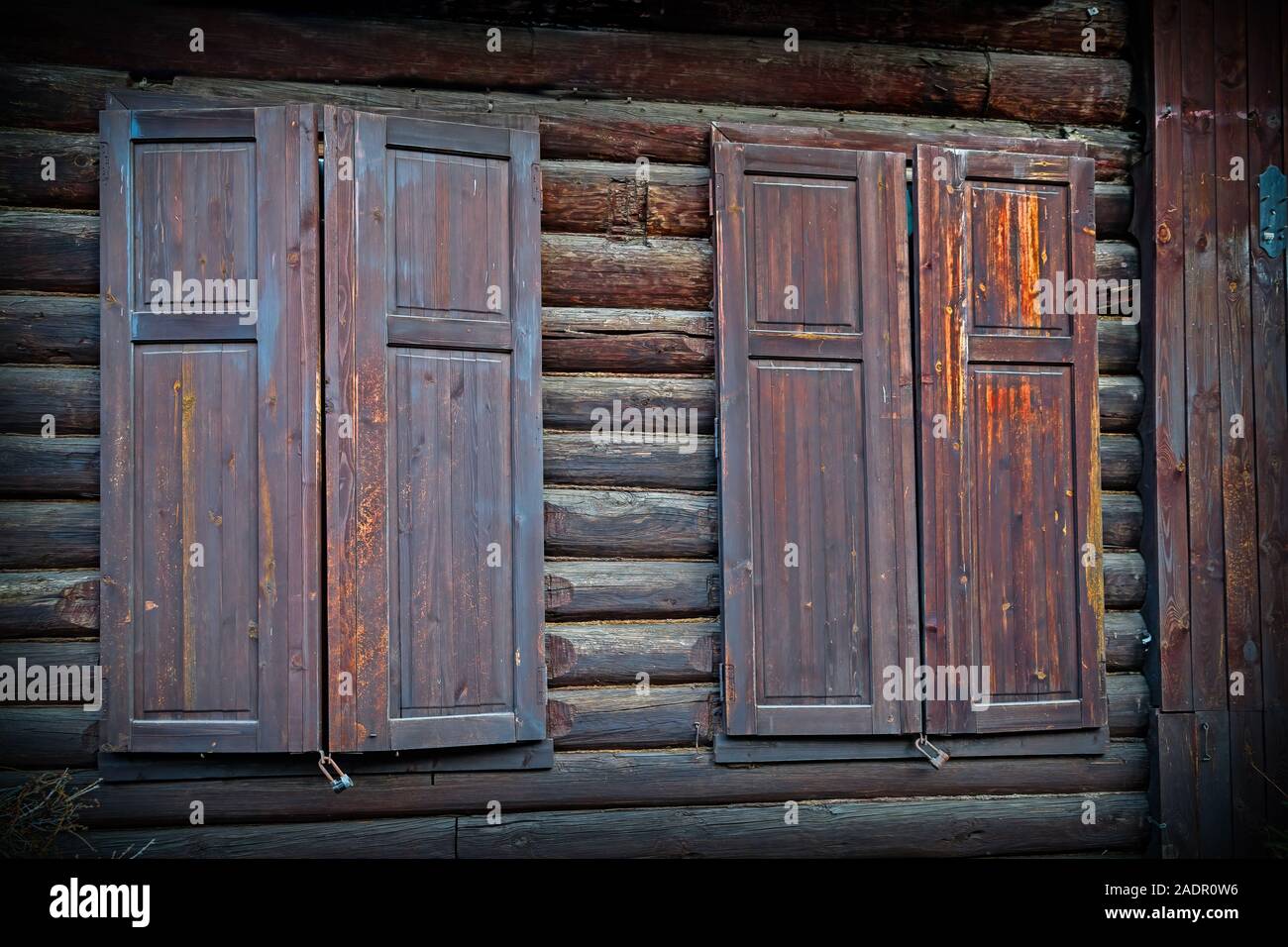 Ein Element der Architektur eines alten Holzhaus aus Baumstämmen. Vintage Style, umweltfreundliche Gebäude. Stockfoto