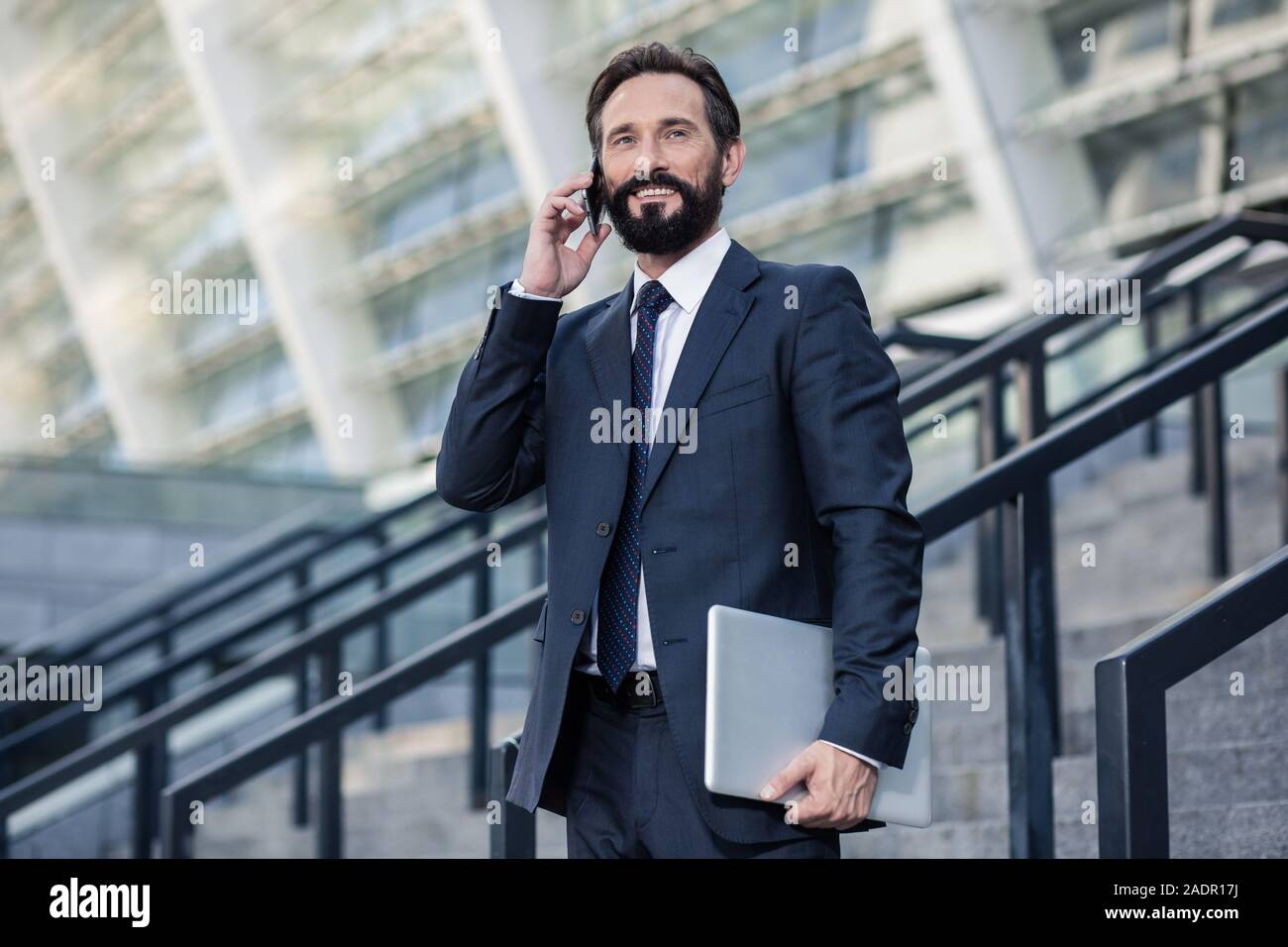 Taille, ein guter Geschäftsmann mit einem Telefon Stockfoto