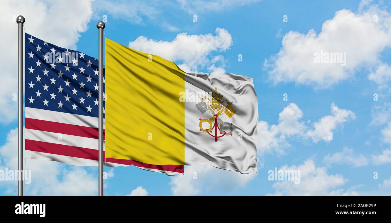 Usa und Vatikanstadt Flagge im Wind gegen Weiße bewölkt blauer Himmel zusammen. Diplomatie Konzept, internationale Beziehungen. Stockfoto