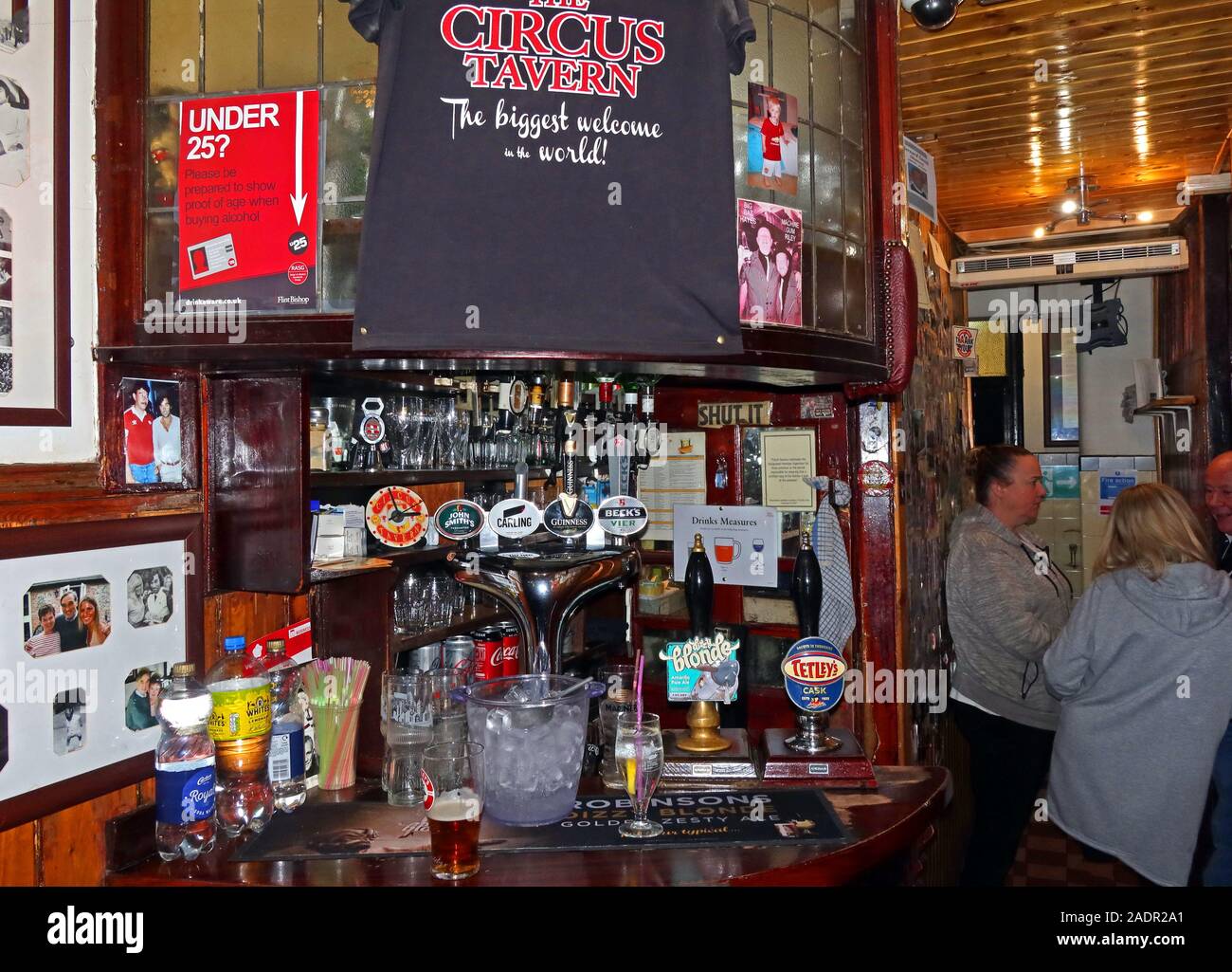 Der Circus Tavern Pub, 86 Portland Street, Manchester, M1 4GX - Kleinste Pub in Europa, inneren Barbereich Stockfoto