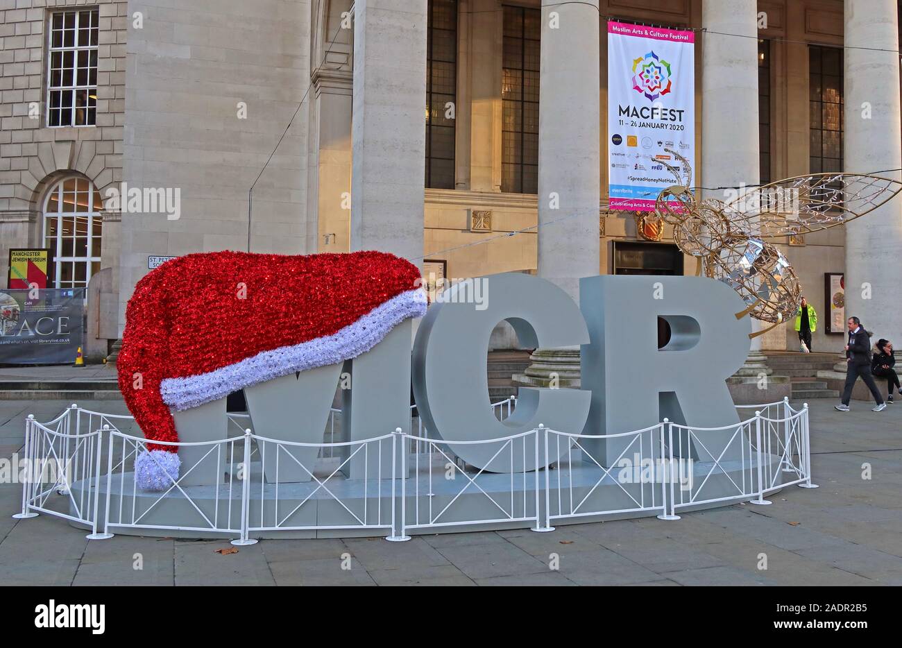 Weihnachtsmütze auf einem MCR, Weihnachtsdekorationen, außerhalb der Manchester Central Library, St. Peter's Square, Manchester M2 5PD Stockfoto