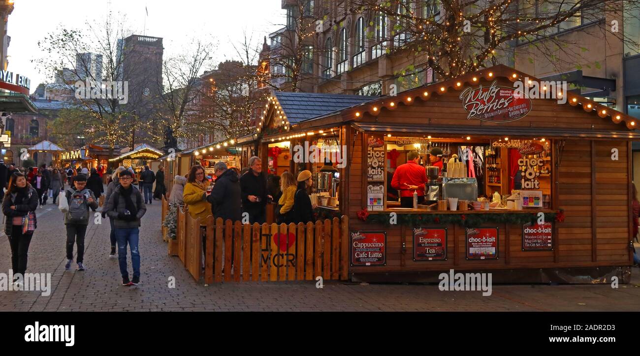 Stall am St. Anns Square, auf den Weihnachtsmärkten von Manchester, auf den deutschen Märkten, auf den Weihnachtsfeiern von Manchester, Einzelhandel im Stadtzentrum Stockfoto