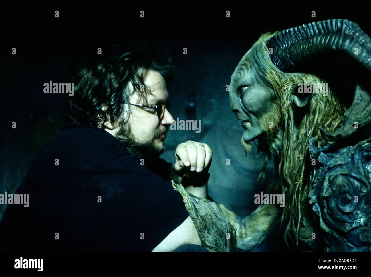 Guillermo del Toro am Set mit Doug Jones als Faun in vollem Make-up während der Herstellung von Pan's Labyrinth (2006) über ein junges Mädchen, das in Falangist Spanien über ein Mädchen, entkommt dem Horror um Sie durch Eingabe in eine seltsame Welt der Fantasie. Stockfoto