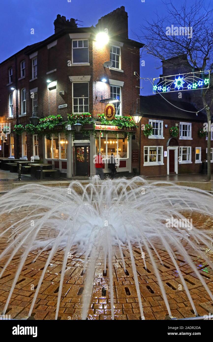 Street Fountain und historische Blue Bell Pub, 27 Horsemarket Street, Warrington, Cheshire, England, UK, WA1, bei Abenddämmerung Stockfoto