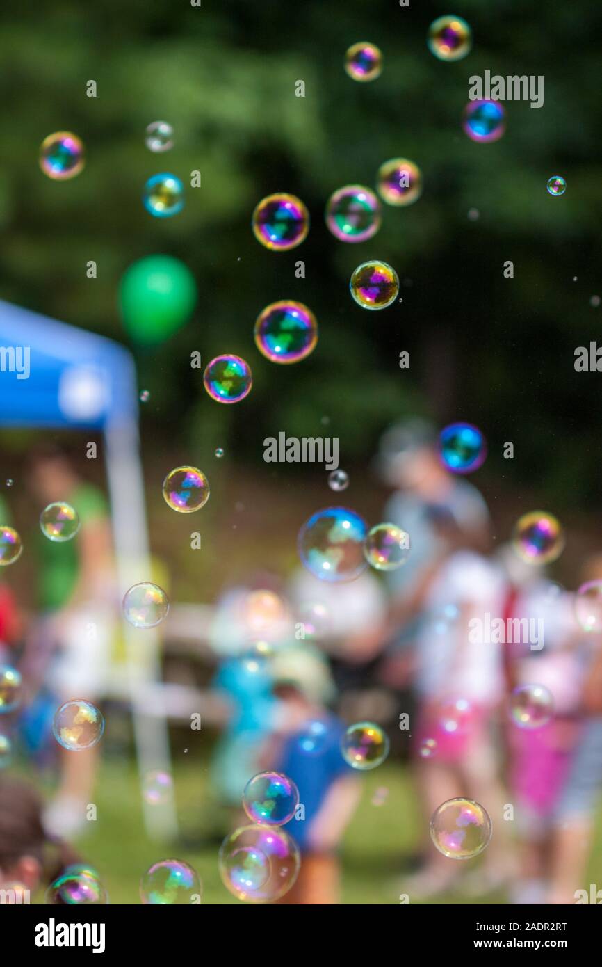 Bunte bubbles bei einer Party im Freien. Stockfoto