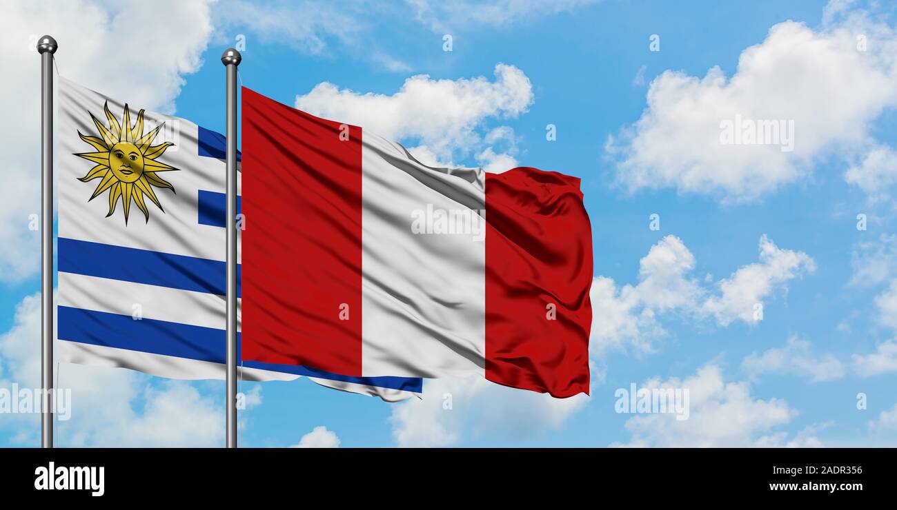 Uruguay und Peru Flagge im Wind gegen Weiße bewölkt blauer Himmel zusammen. Diplomatie Konzept, internationale Beziehungen. Stockfoto