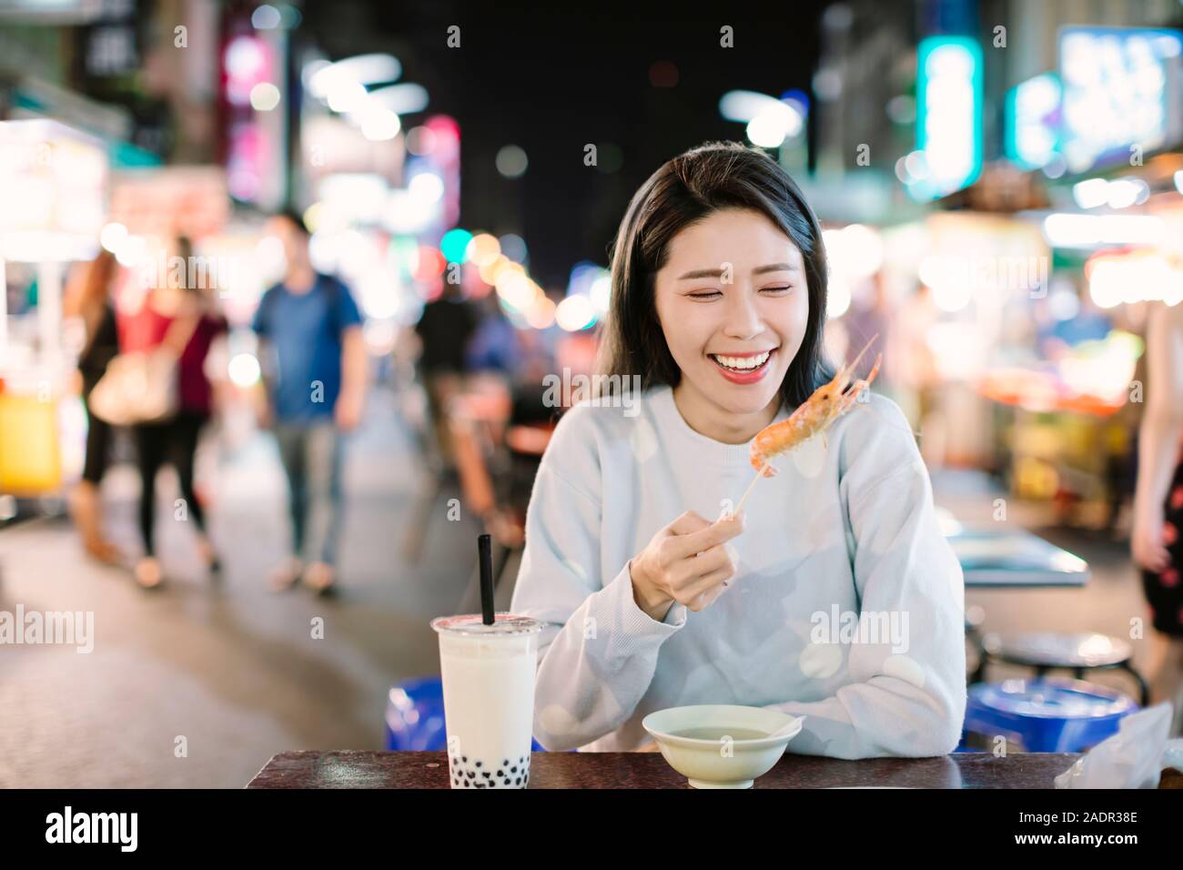 Asiatische junge Frau Street Food in der Nacht Markt Stockfoto