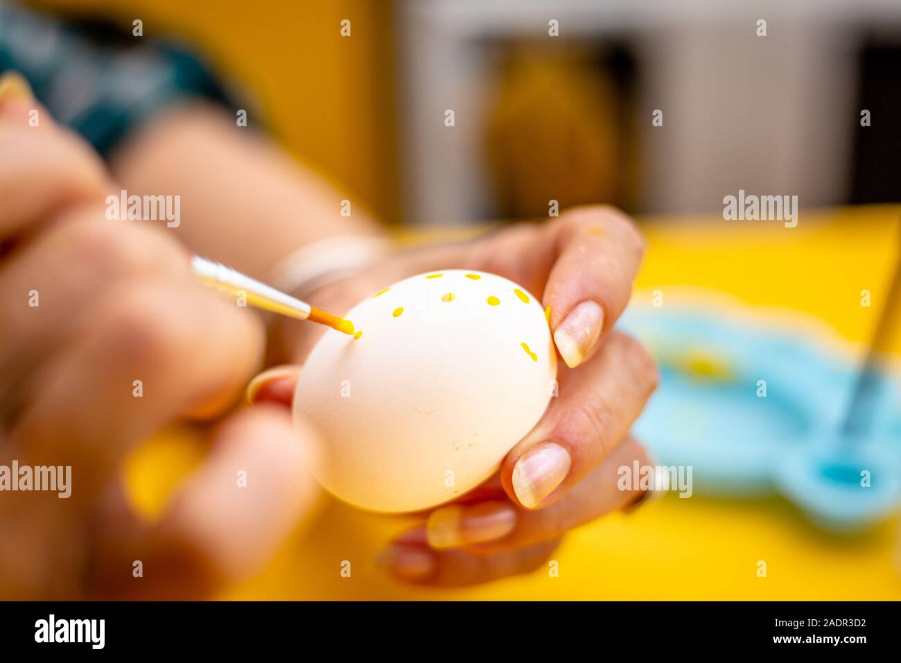 Traditionelle handgefertigte Ostereier. Mit verschiedenen Farben und von verschiedenen Möglichkeiten gemalt. Stockfoto