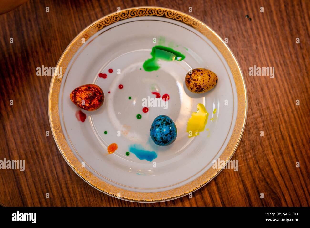 Traditionelle handgefertigte Ostereier. Mit verschiedenen Farben und von verschiedenen Möglichkeiten gemalt. Stockfoto