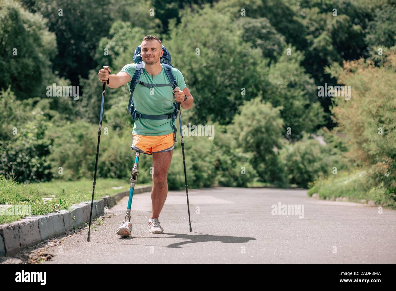 Positiver Mann Führende ein gesundes Leben, während mit einer Prothese Stockfoto